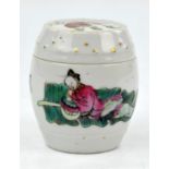 Chinese Famille Rose lidded jarlet. Qing dynasty, 19th century. Drum shaped and painted with a lady