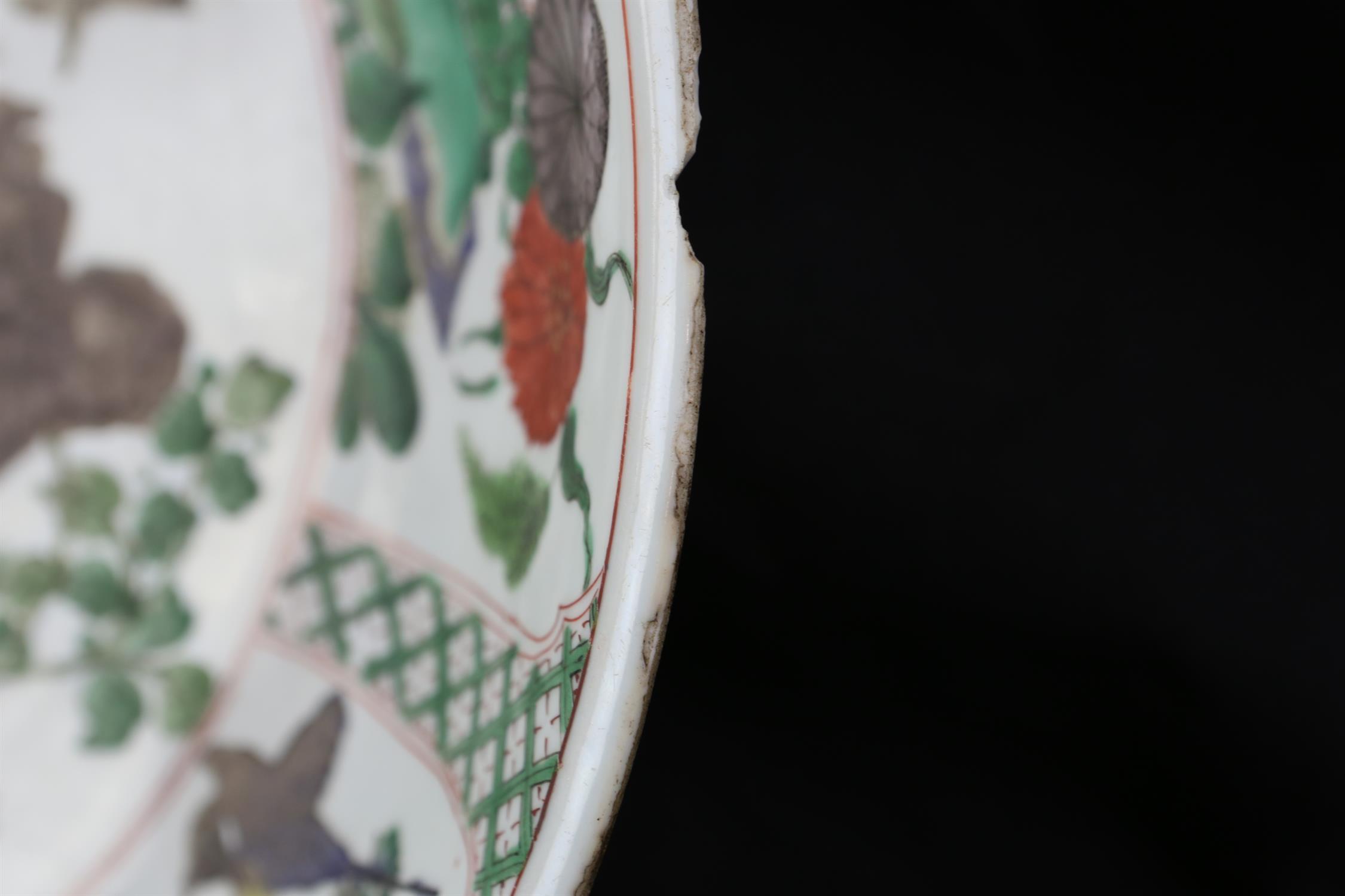 A Chinese Famille Verte Charger. Qing dynasty, Kangxi period the interior enameled with flowers and - Image 7 of 18