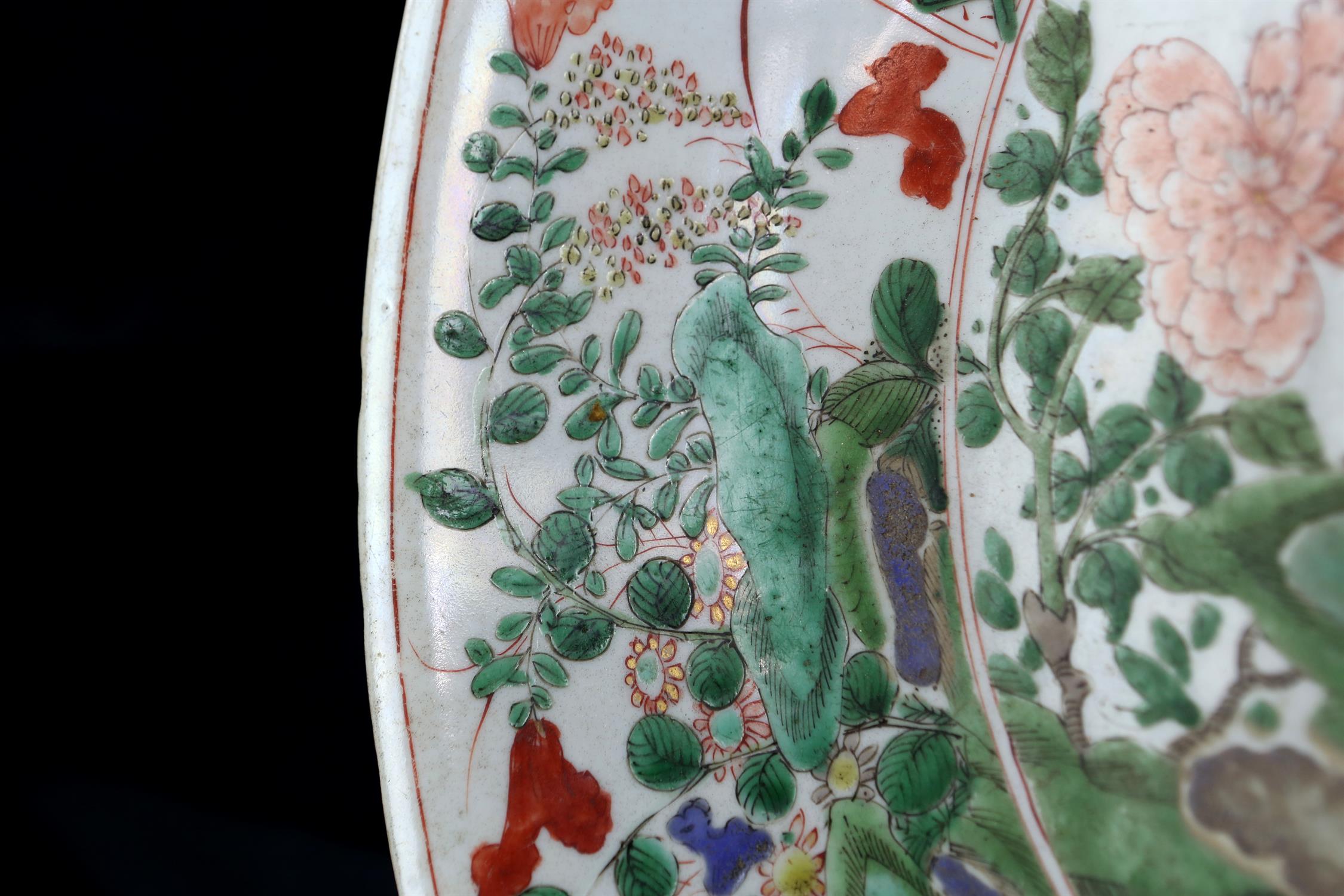 A Chinese Famille Verte Charger. Qing dynasty, Kangxi period the interior enameled with flowers and - Image 10 of 18