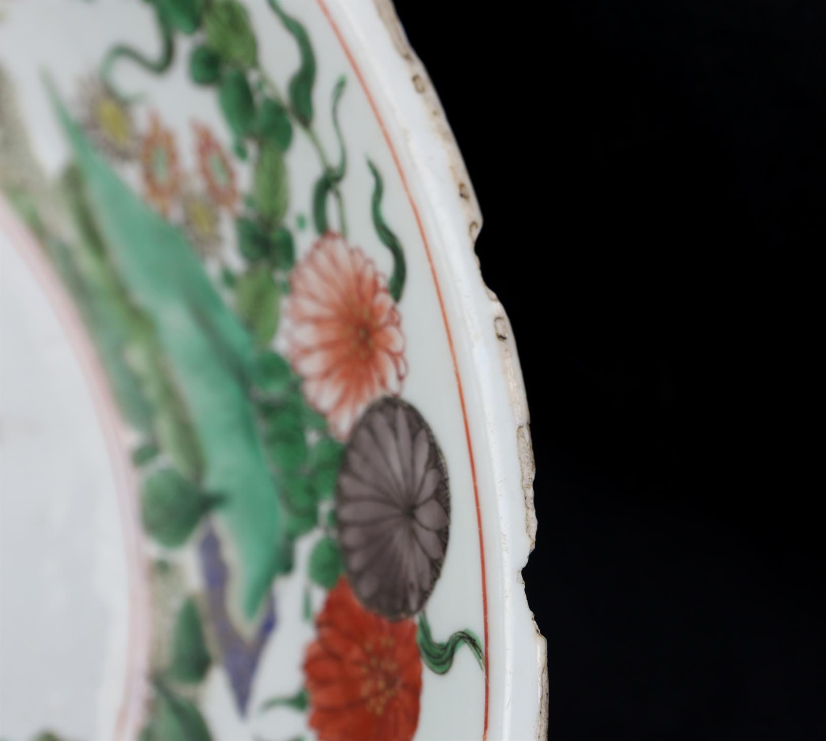 A Chinese Famille Verte Charger. Qing dynasty, Kangxi period the interior enameled with flowers and - Image 5 of 18
