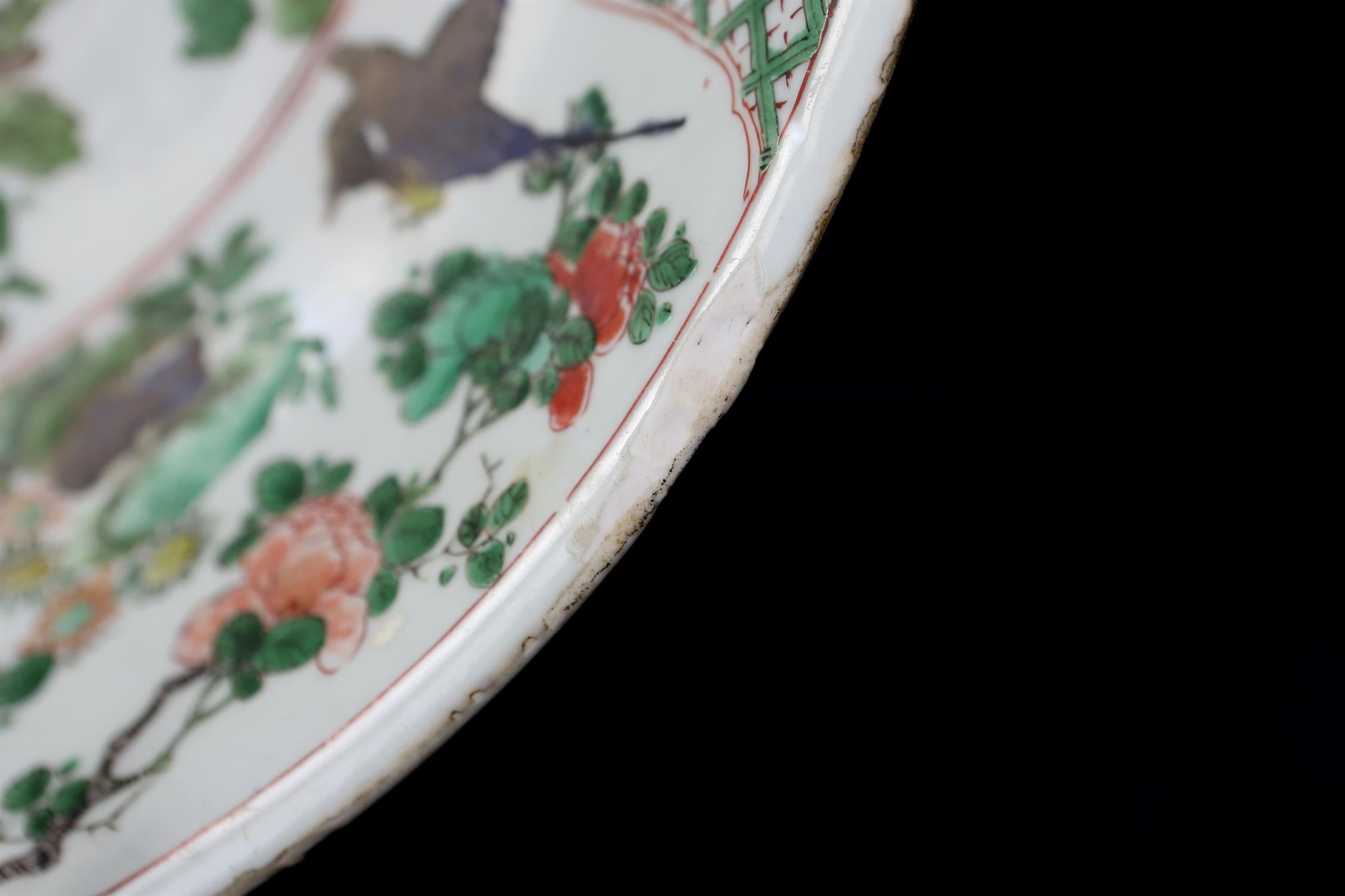 A Chinese Famille Verte Charger. Qing dynasty, Kangxi period the interior enameled with flowers and - Image 6 of 18