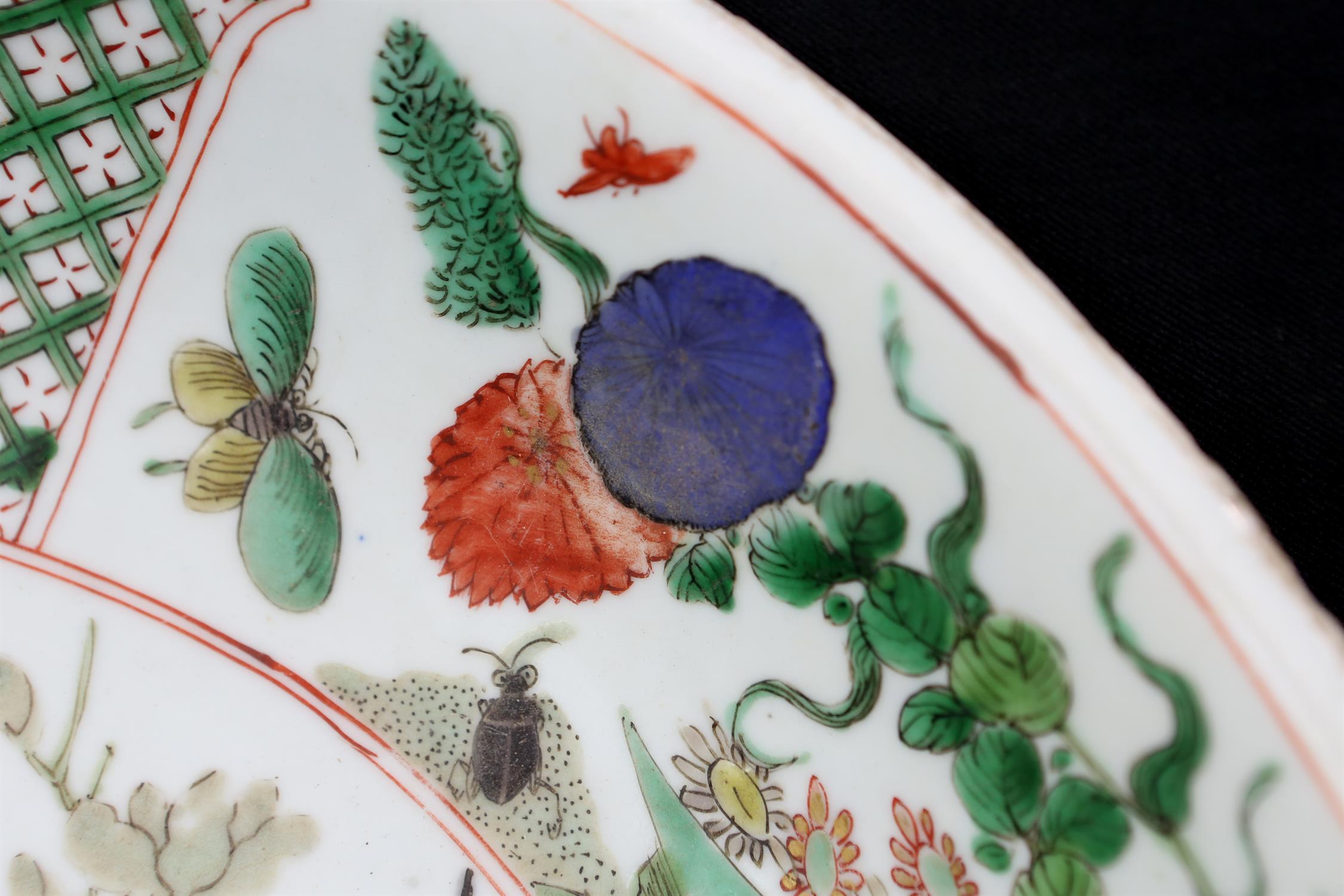 A Chinese Famille Verte Charger. Qing dynasty, Kangxi period the interior enameled with flowers and - Image 12 of 18
