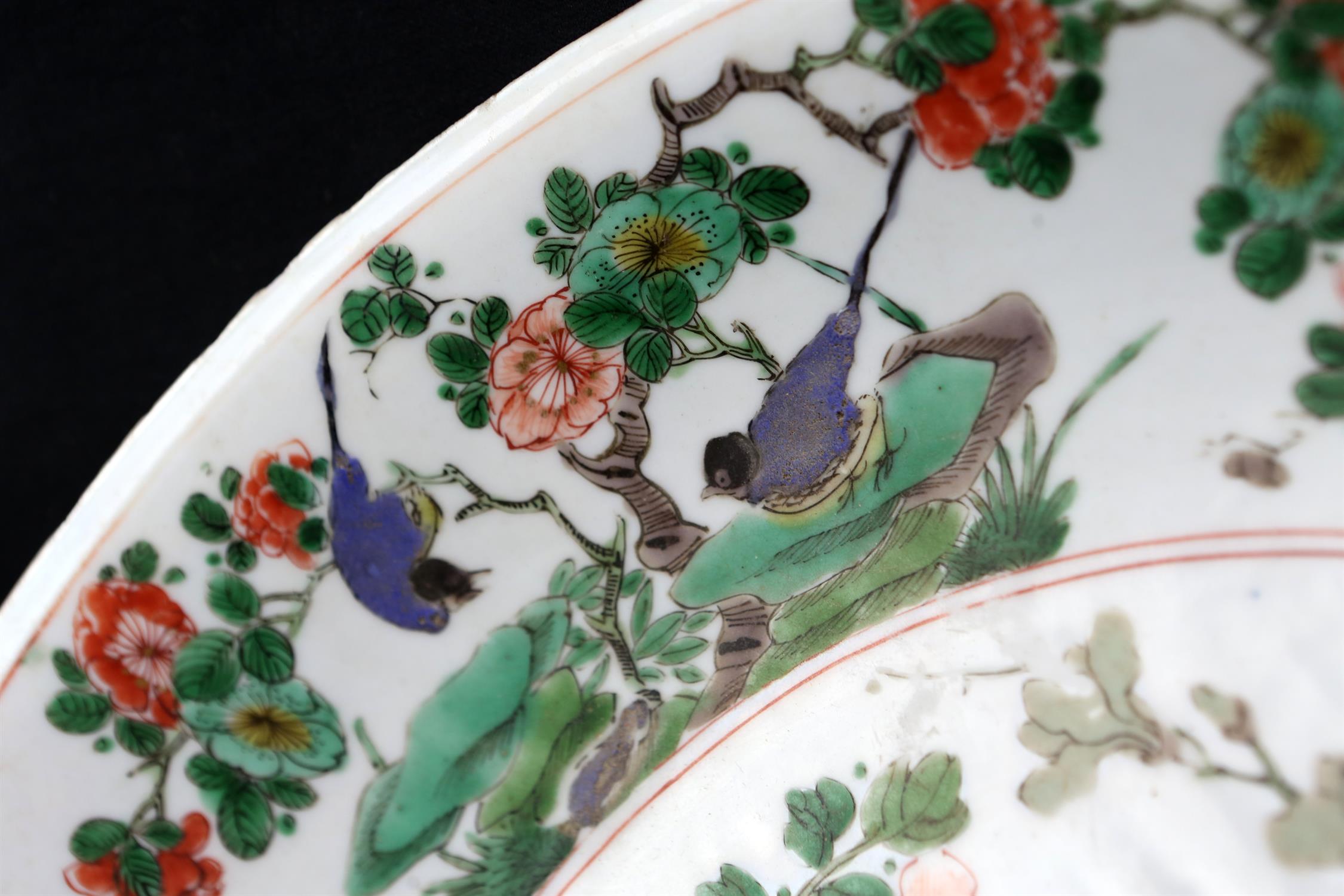 A Chinese Famille Verte Charger. Qing dynasty, Kangxi period the interior enameled with flowers and - Image 11 of 18