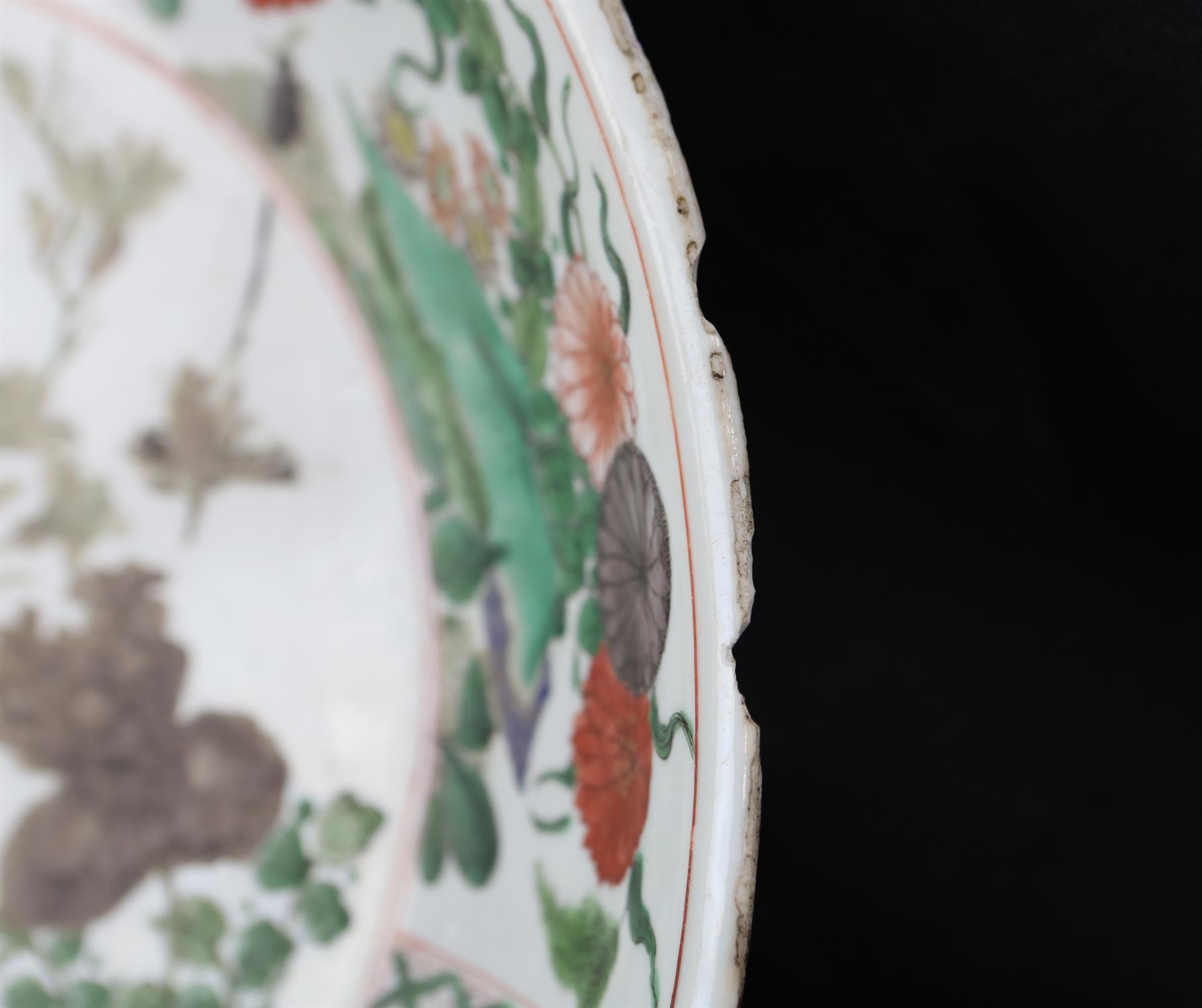 A Chinese Famille Verte Charger. Qing dynasty, Kangxi period the interior enameled with flowers and - Image 8 of 18