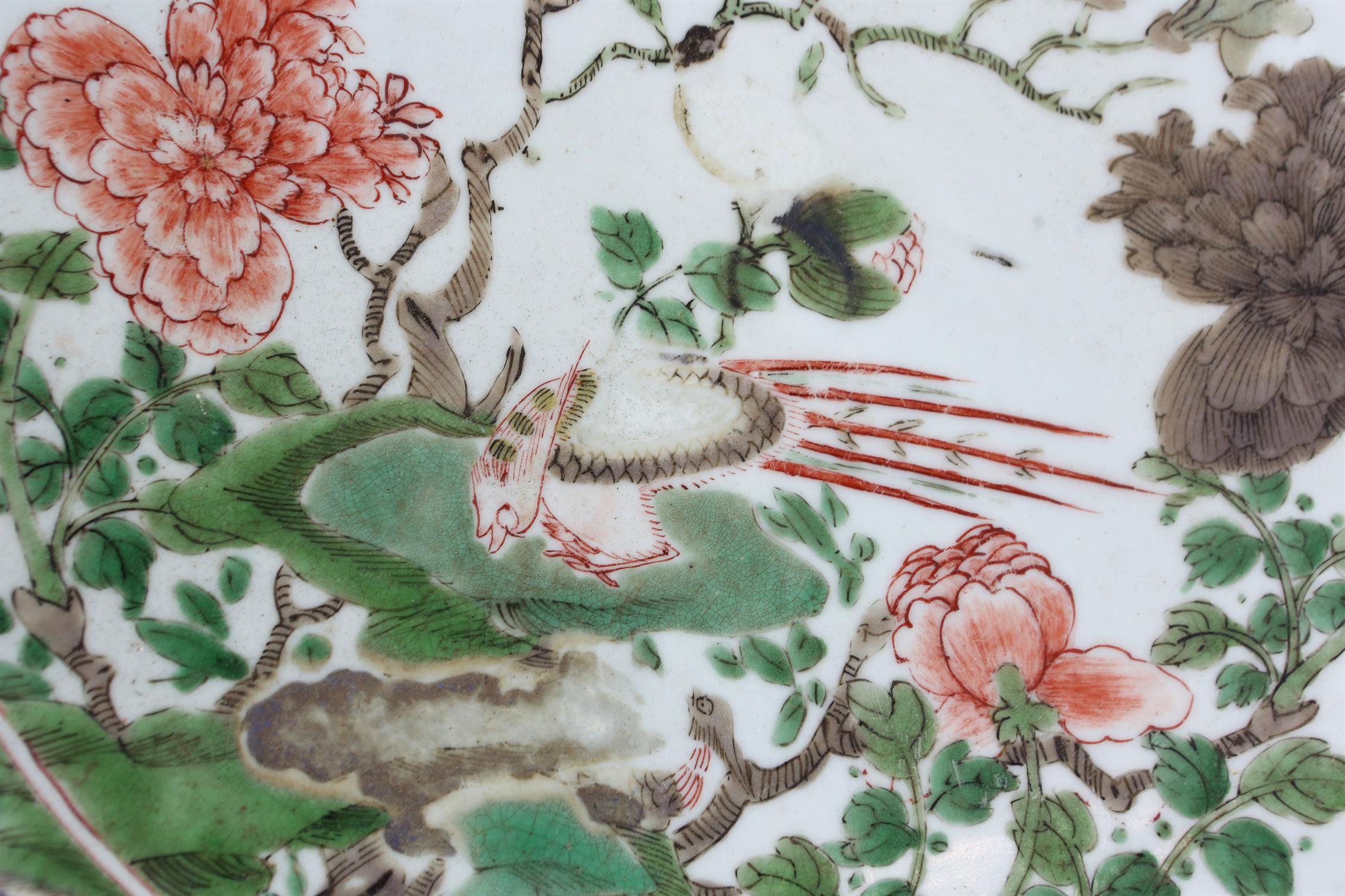 A Chinese Famille Verte Charger. Qing dynasty, Kangxi period the interior enameled with flowers and - Image 4 of 18