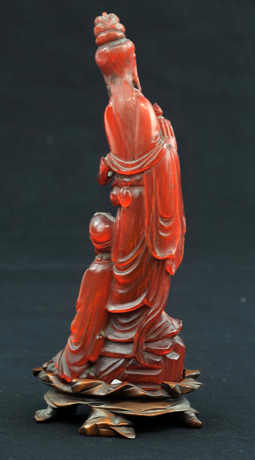 A Chinese sculpture possibly of Rhinoceros horn Qing dynasty. Finely carved and depicting a lady - Image 2 of 9