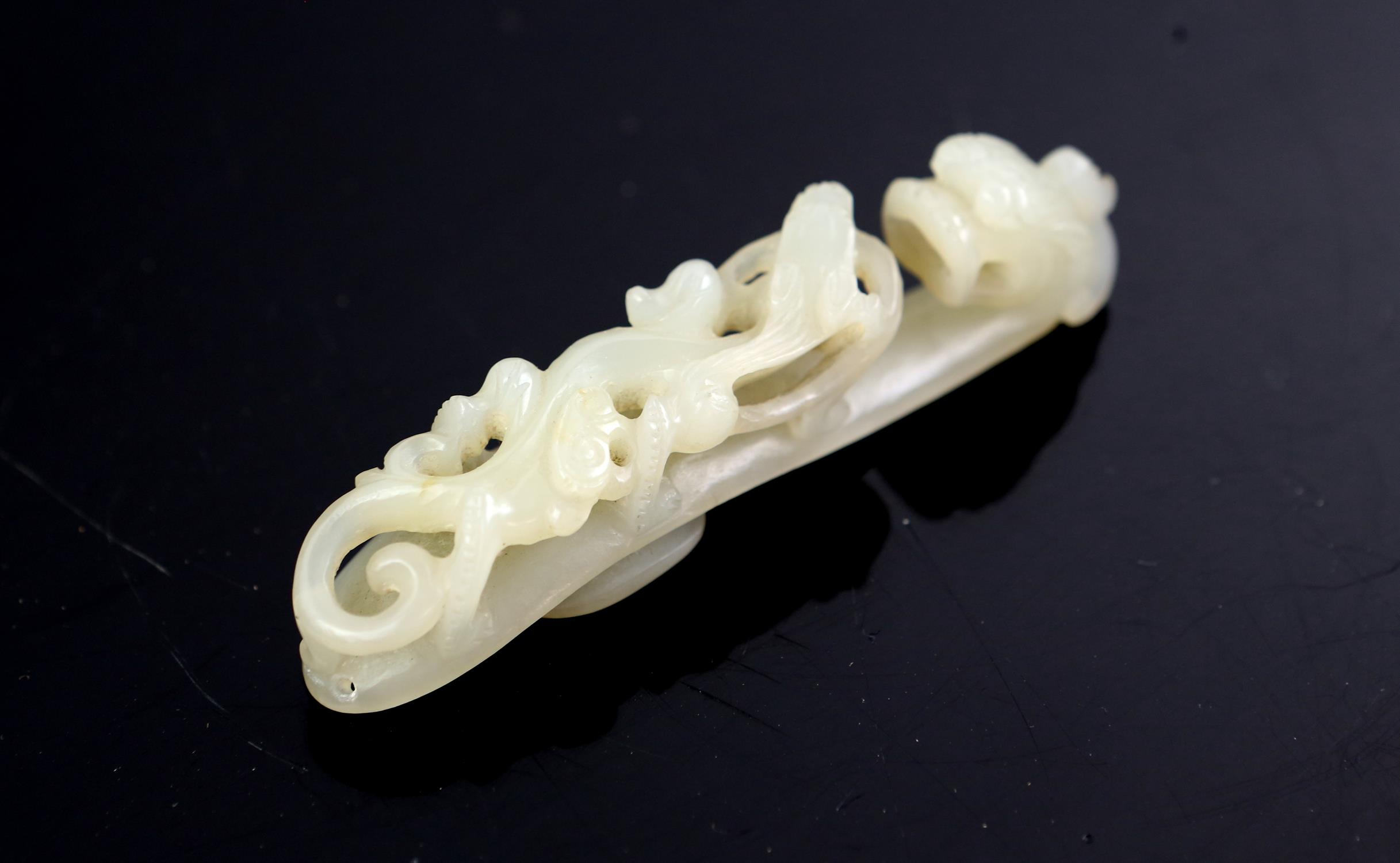 A Chinese Pale Green Jade Belt Hook Daigou, Qing dynasty 18th/19th. The top carved in openwork and - Image 8 of 10