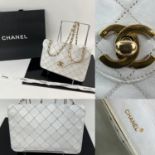 VINTAGE CHANEL white quilted leather handbag with gold coloured hardware. Dating from the early