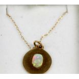 Opal and 9ct gold pendant and chain, total 1.81g