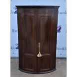 19th Century mahogany corner cabinet, with two panelled door enclosing shelves, flanked by reeded