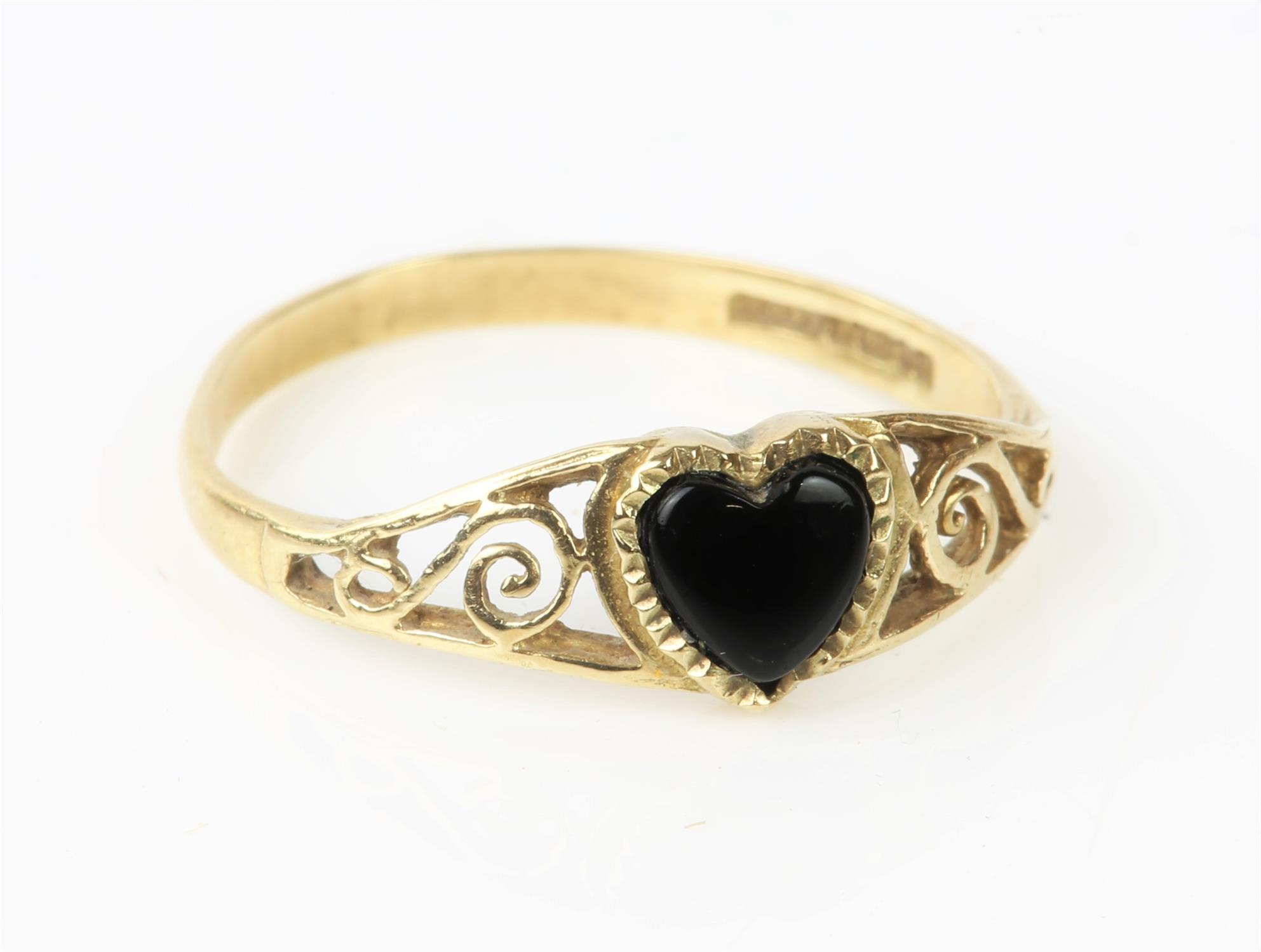 9 carat gold heart stone set ring 1.21 grams