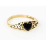 9 carat gold heart stone set ring 1.21 grams