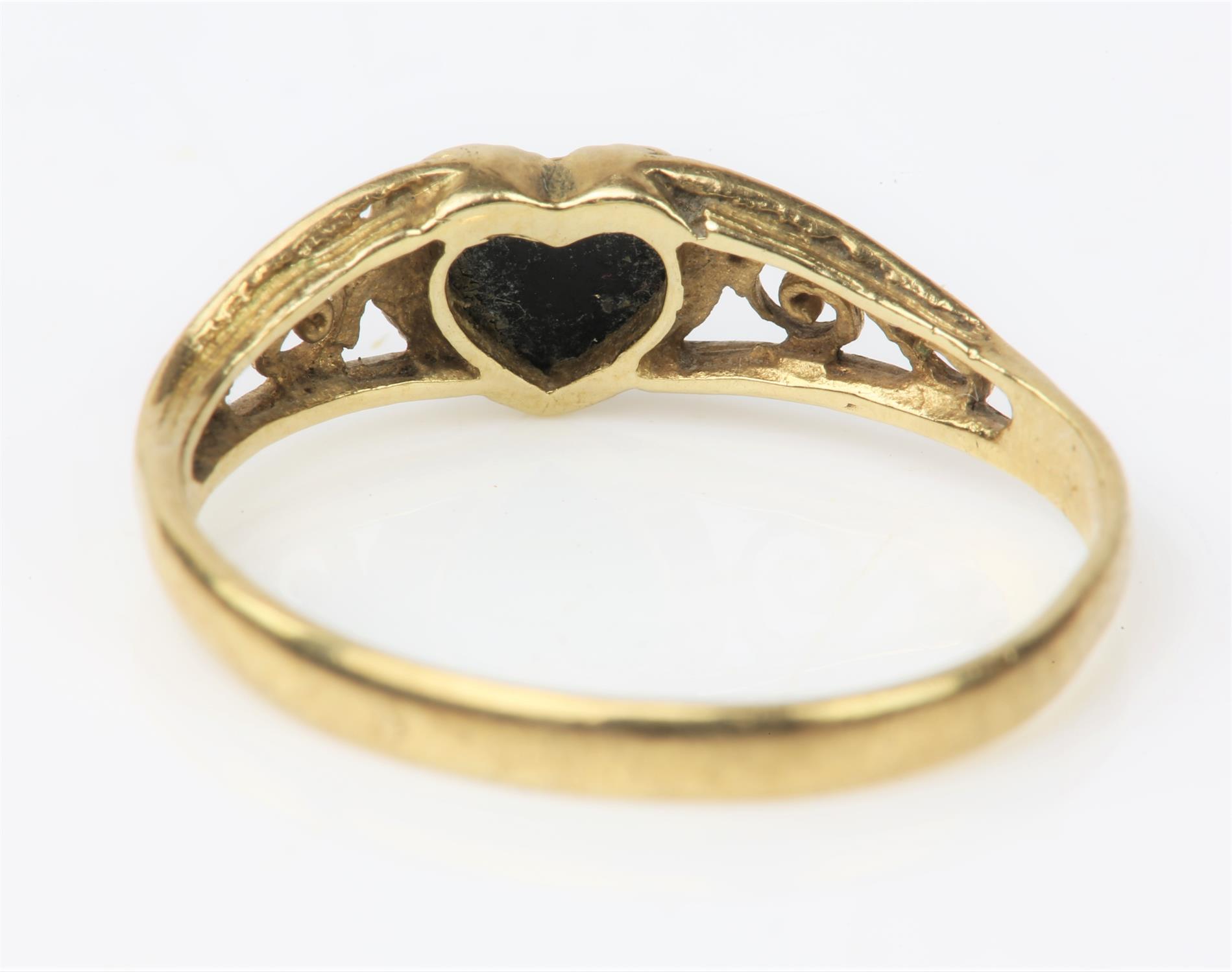 9 carat gold heart stone set ring 1.21 grams - Image 3 of 4