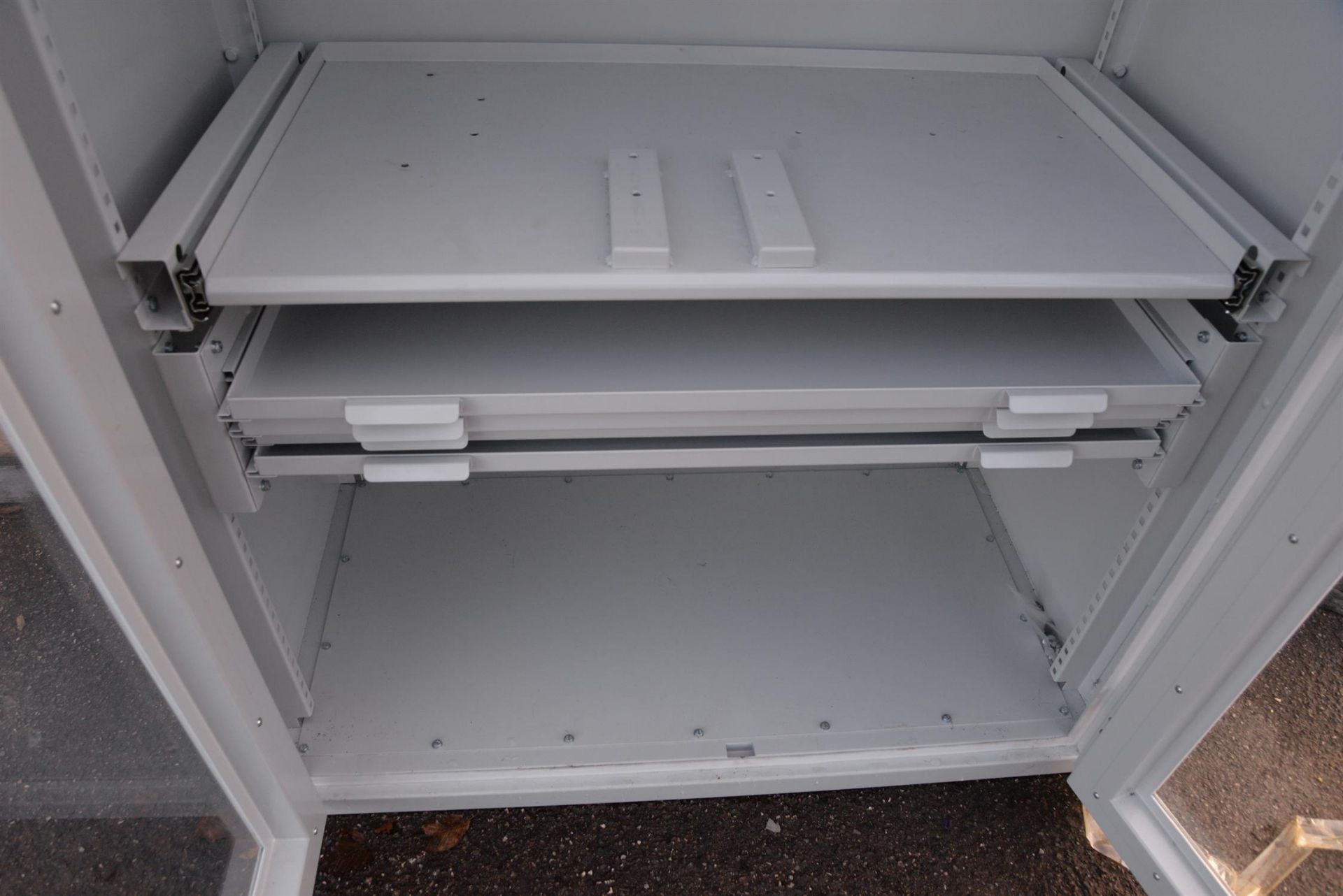 Postore Large grey cabinet with glass doors. Measurements: H220cm W.115cm D.60cm. - Image 2 of 3