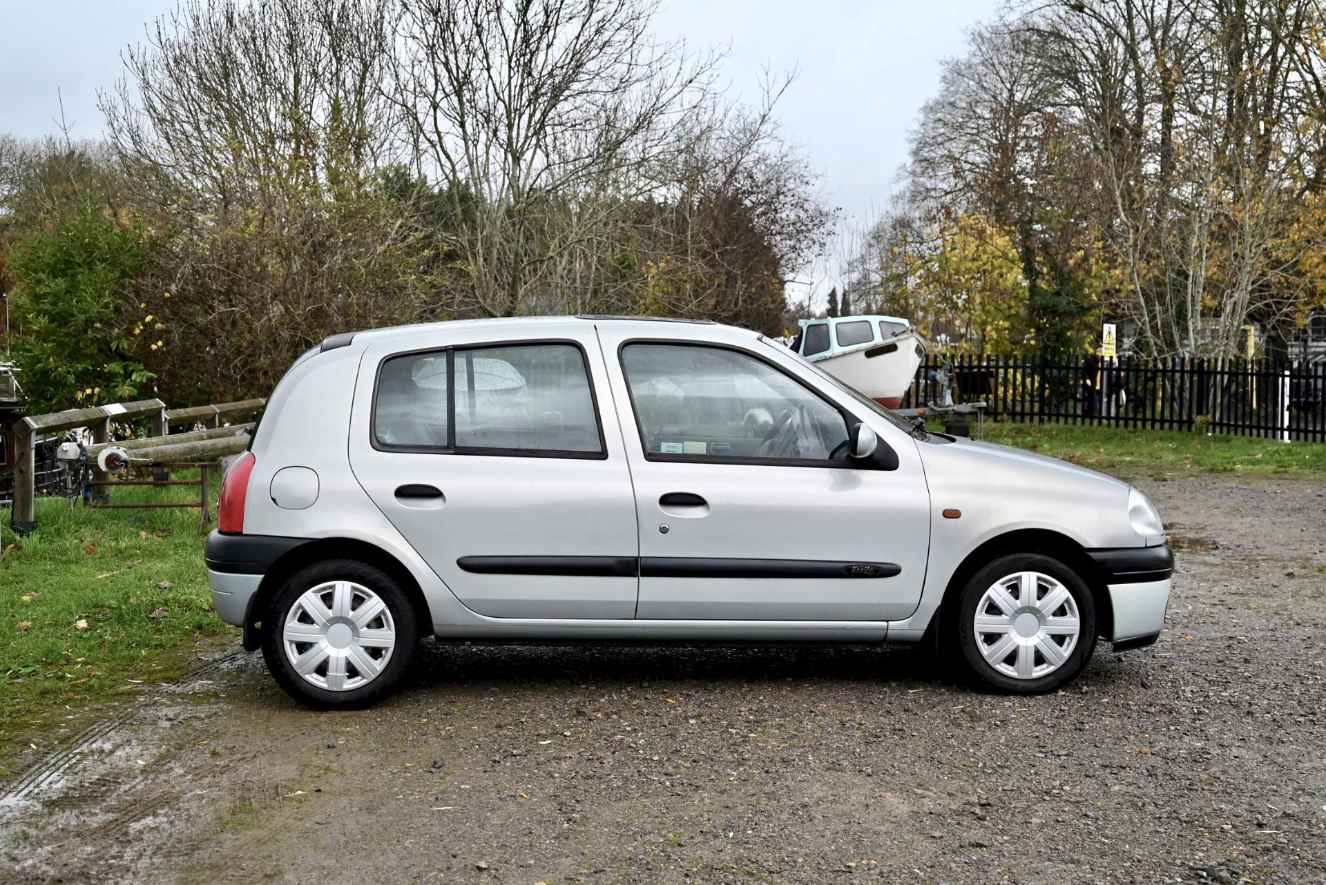 2000 Renault Clio 1.4 Etoile Hatchback. Registration number X174 FGW - Petrol, 5-Speed Manual. - Image 3 of 13