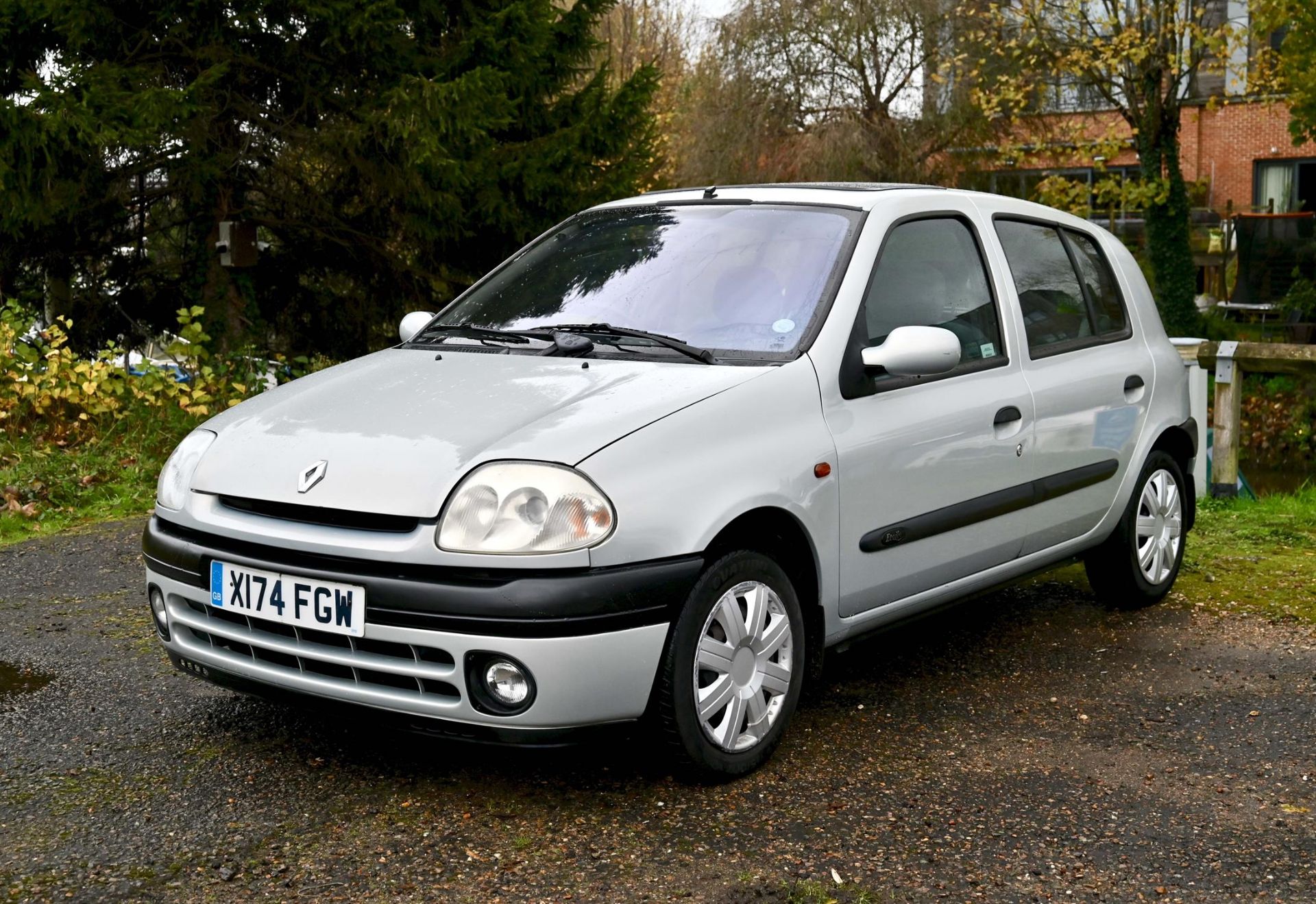 2000 Renault Clio 1.4 Etoile Hatchback. Registration number X174 FGW - Petrol, 5-Speed Manual. - Image 2 of 13