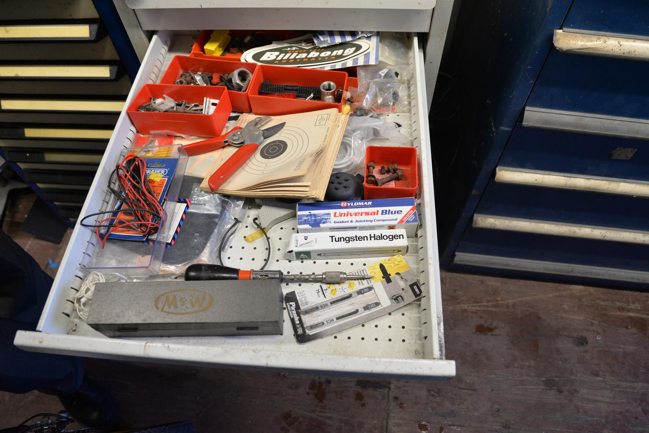 A Polstore grey metal workshop cabinet of seven drawers full of fittings etc. Measurements: H. - Image 3 of 8