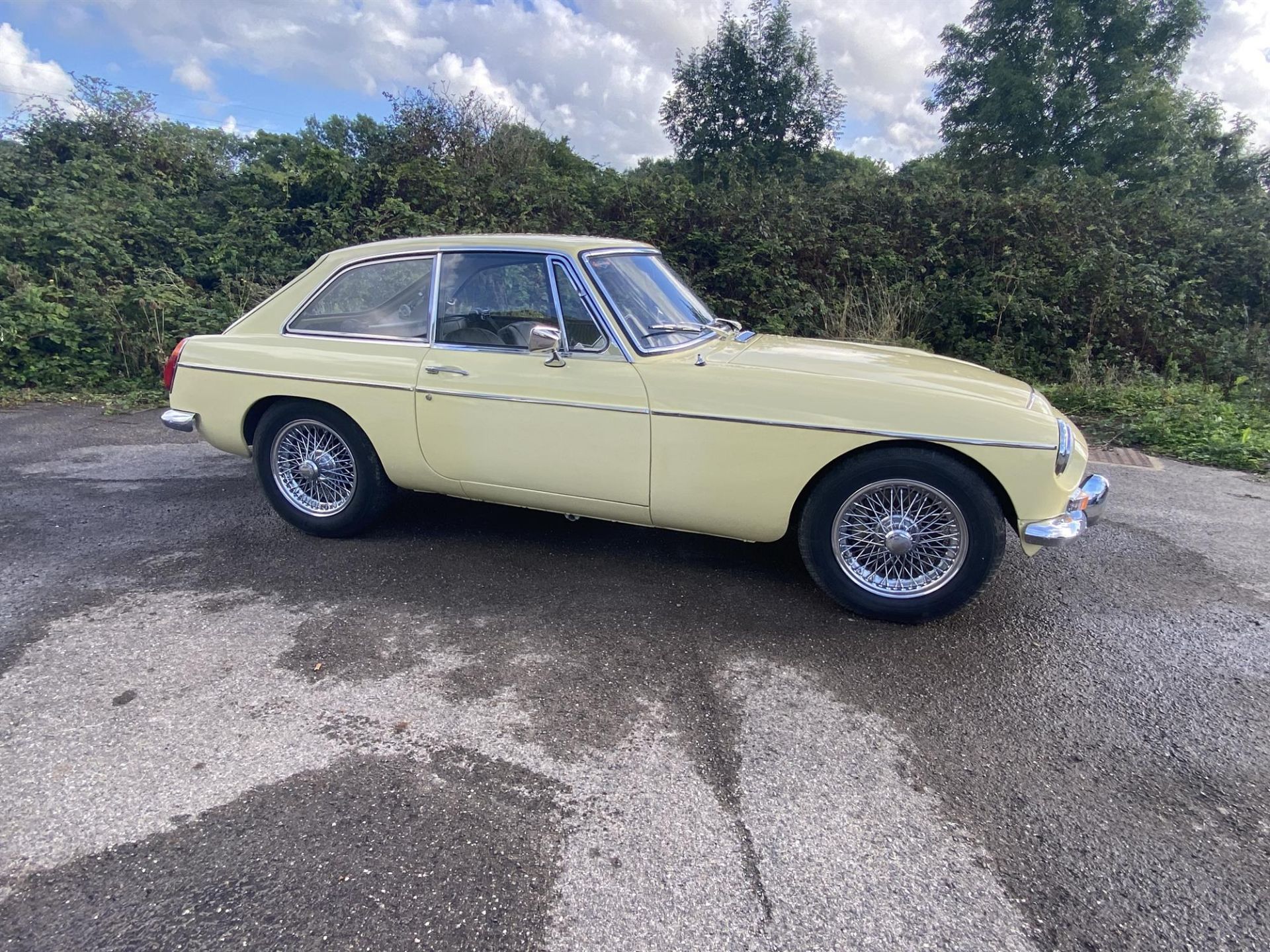 1969 MGC GT. Registration number: LTU 274G - Finished in Primrose yellow, with full black leather - Image 11 of 22