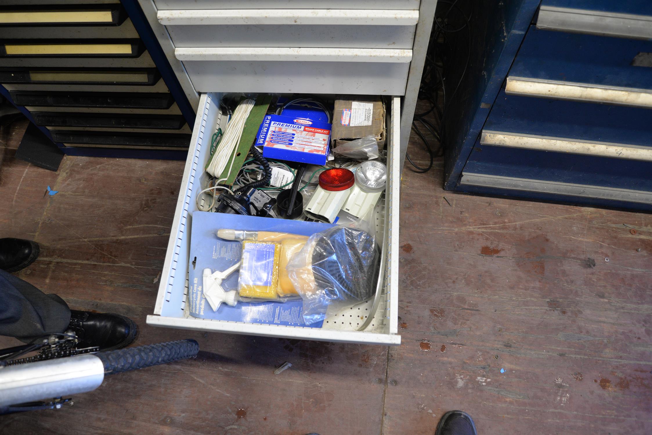 A Polstore grey metal workshop cabinet of seven drawers full of fittings etc. Measurements: H. - Image 7 of 8