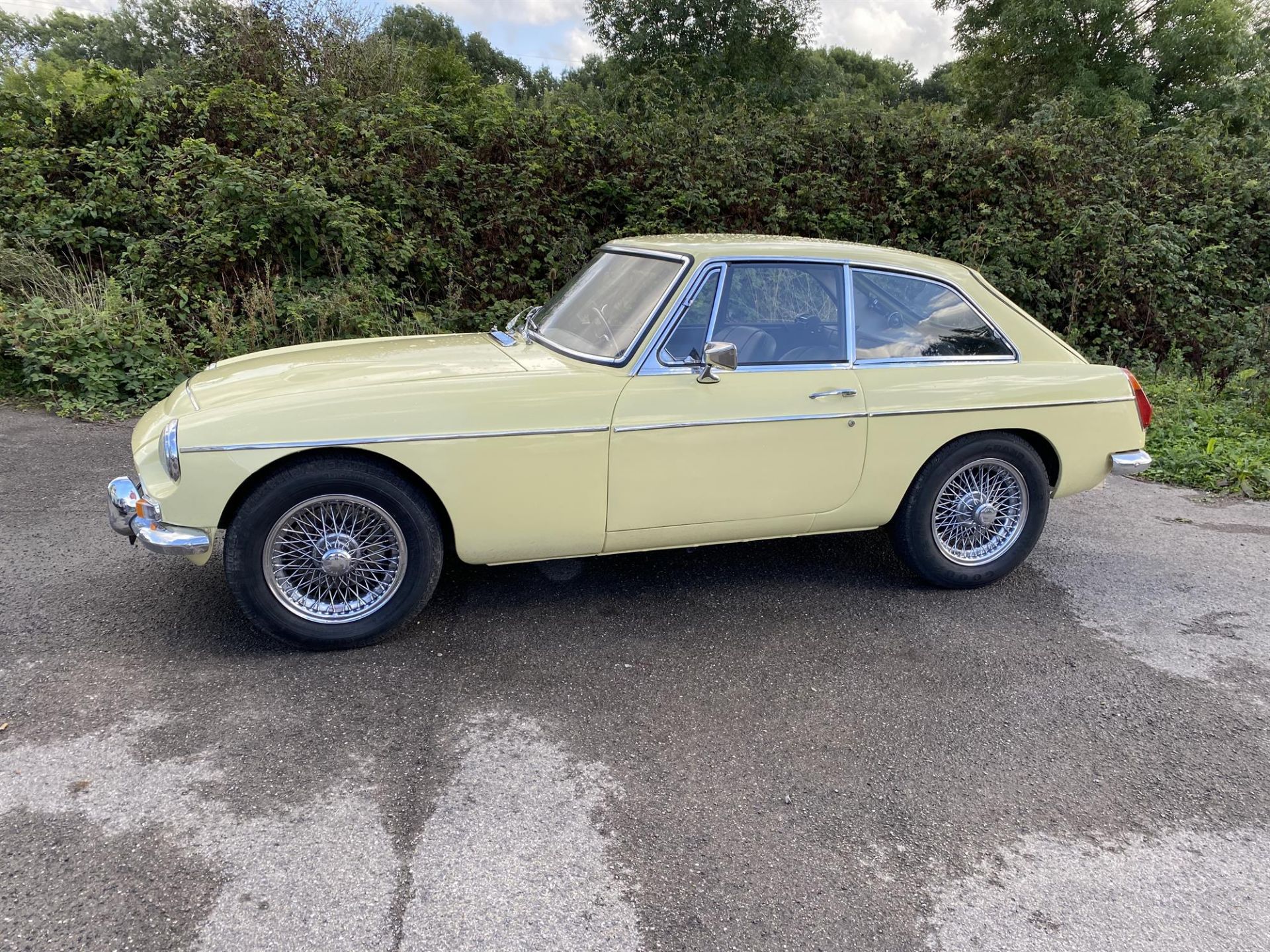1969 MGC GT. Registration number: LTU 274G - Finished in Primrose yellow, with full black leather - Image 7 of 22