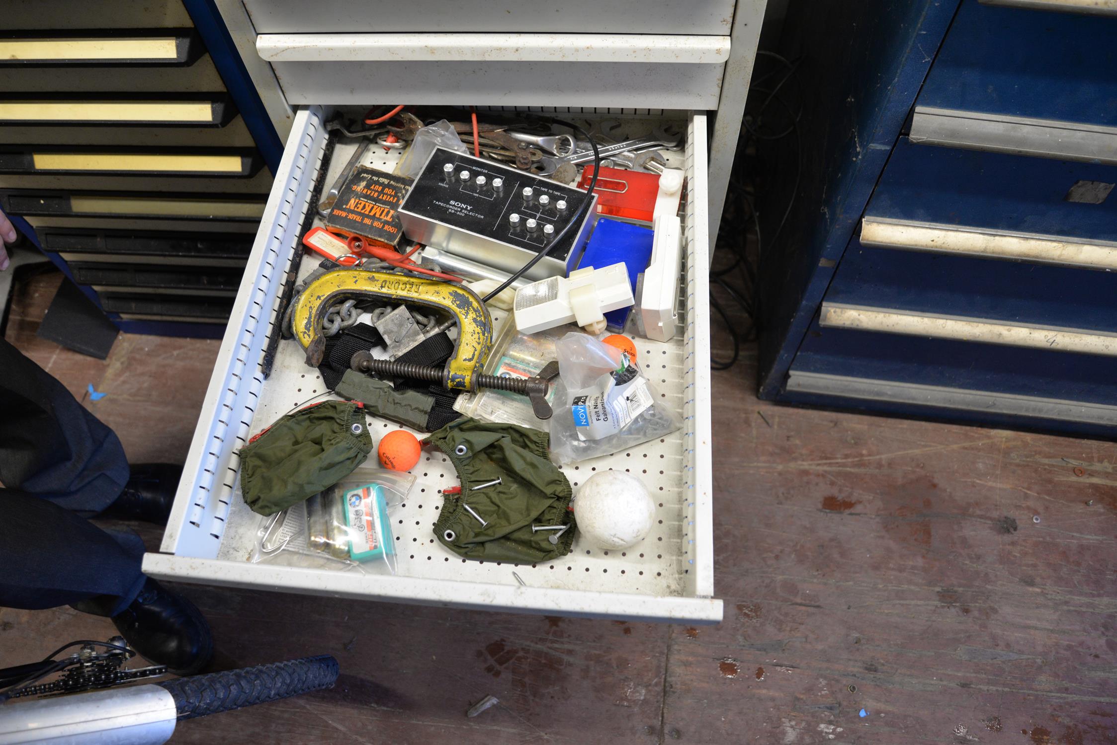 A Polstore grey metal workshop cabinet of seven drawers full of fittings etc. Measurements: H. - Image 5 of 8