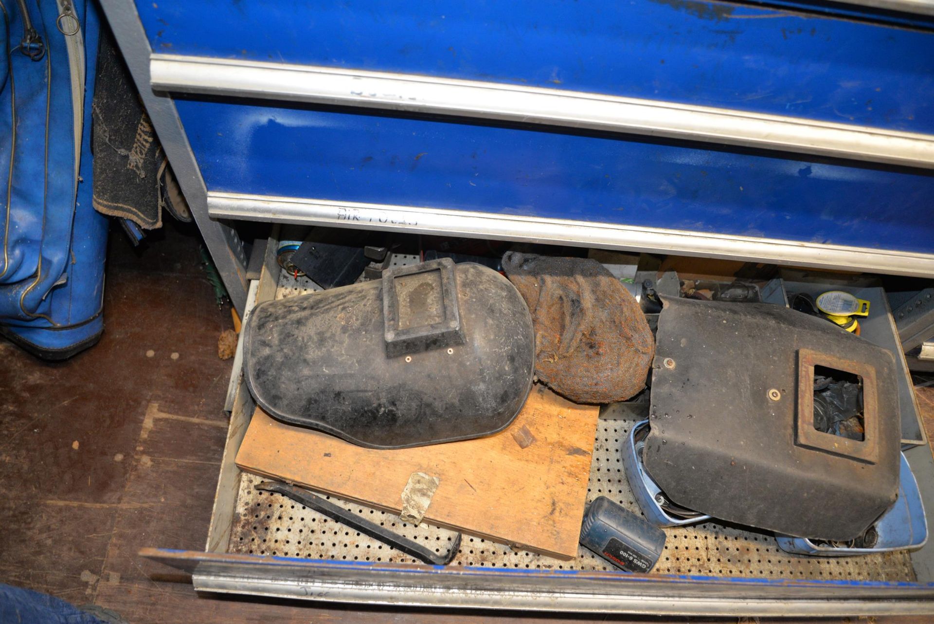 A Polstore metal workshop cabinet of six drawers full of various fittings and tools. - Image 7 of 7