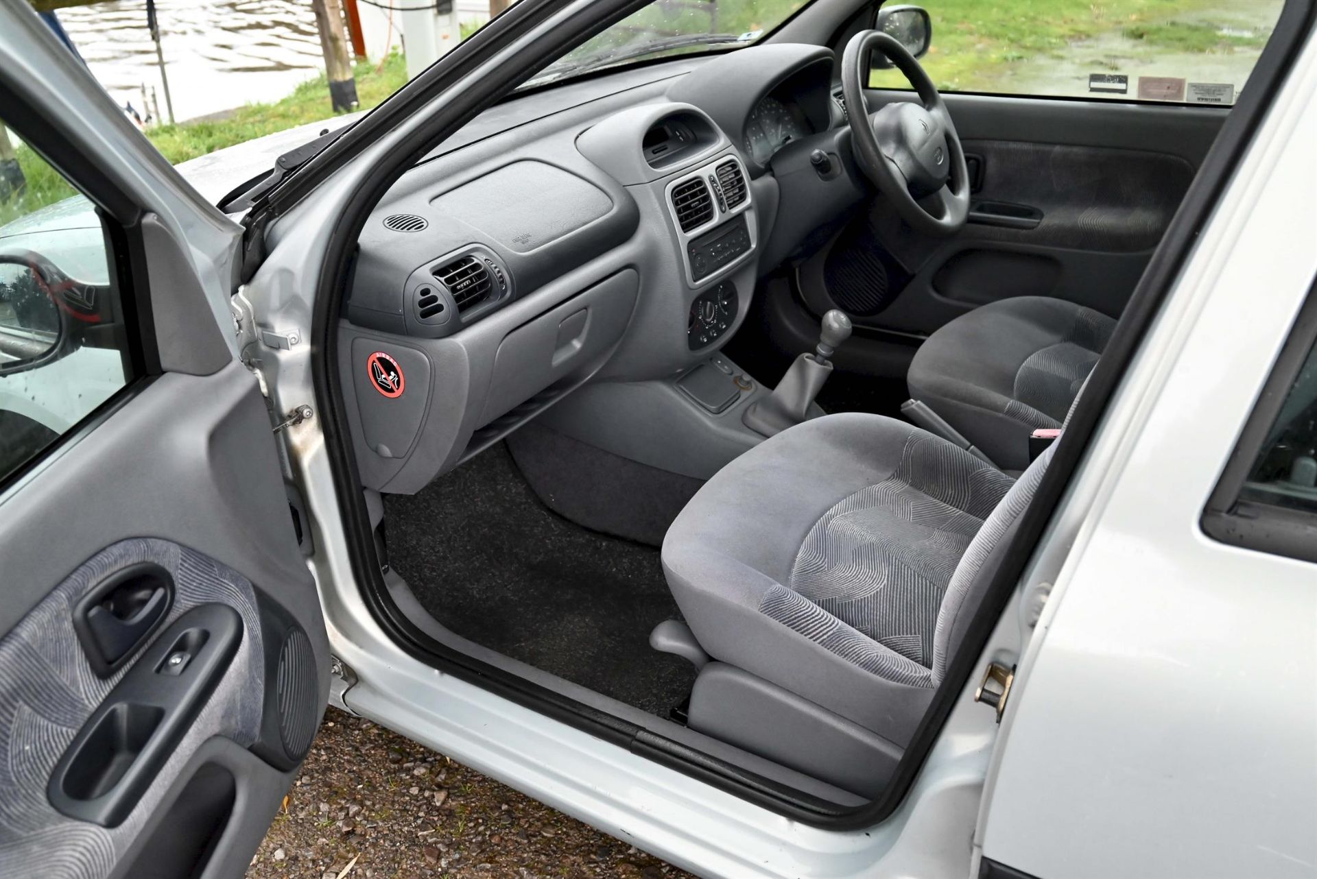 2000 Renault Clio 1.4 Etoile Hatchback. Registration number X174 FGW - Petrol, 5-Speed Manual. - Image 6 of 13