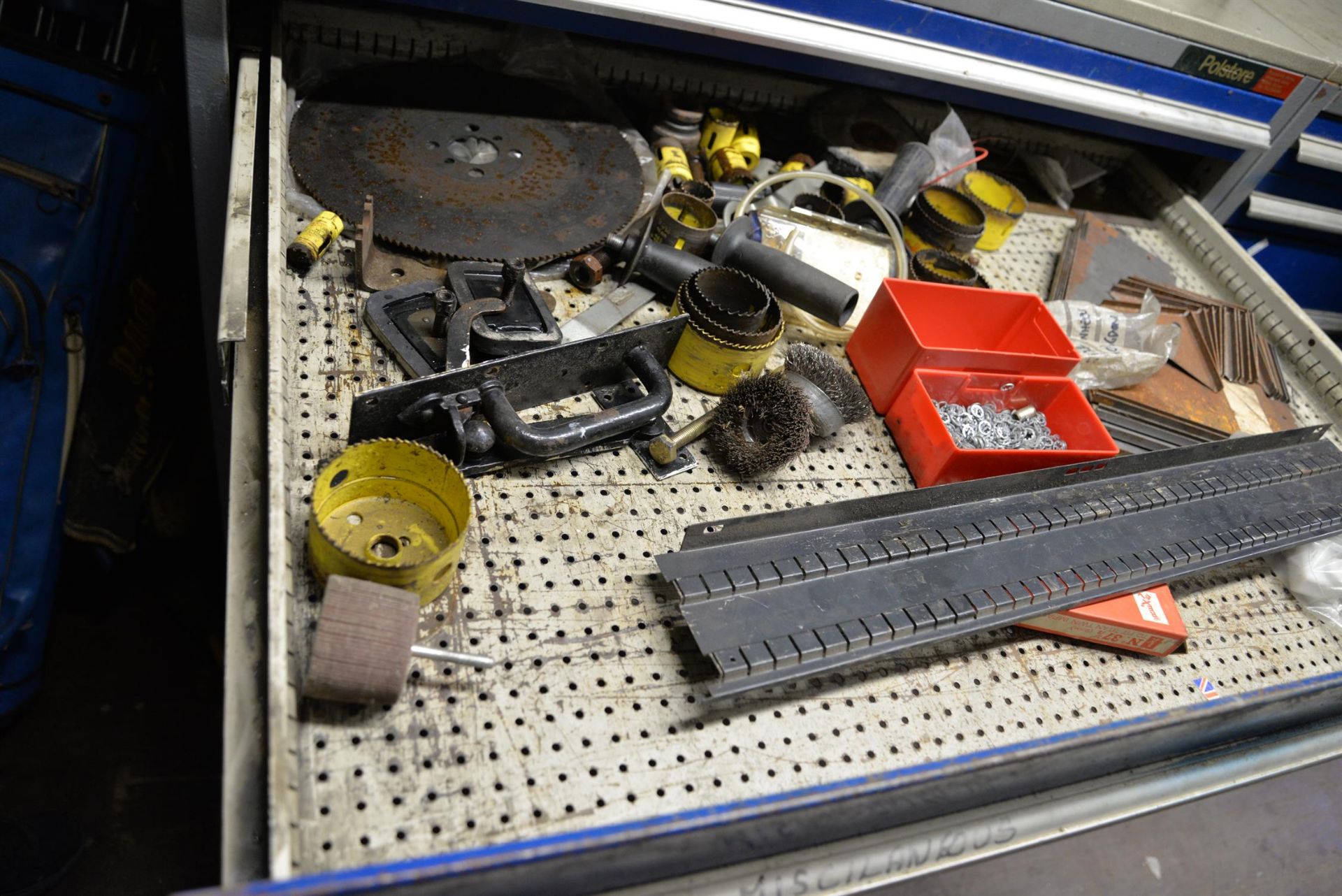 A Polstore metal workshop cabinet of six drawers full of various fittings and tools. - Image 3 of 7