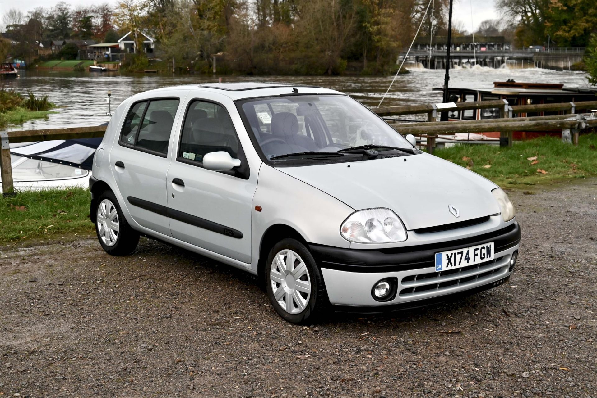 2000 Renault Clio 1.4 Etoile Hatchback. Registration number X174 FGW - Petrol, 5-Speed Manual.