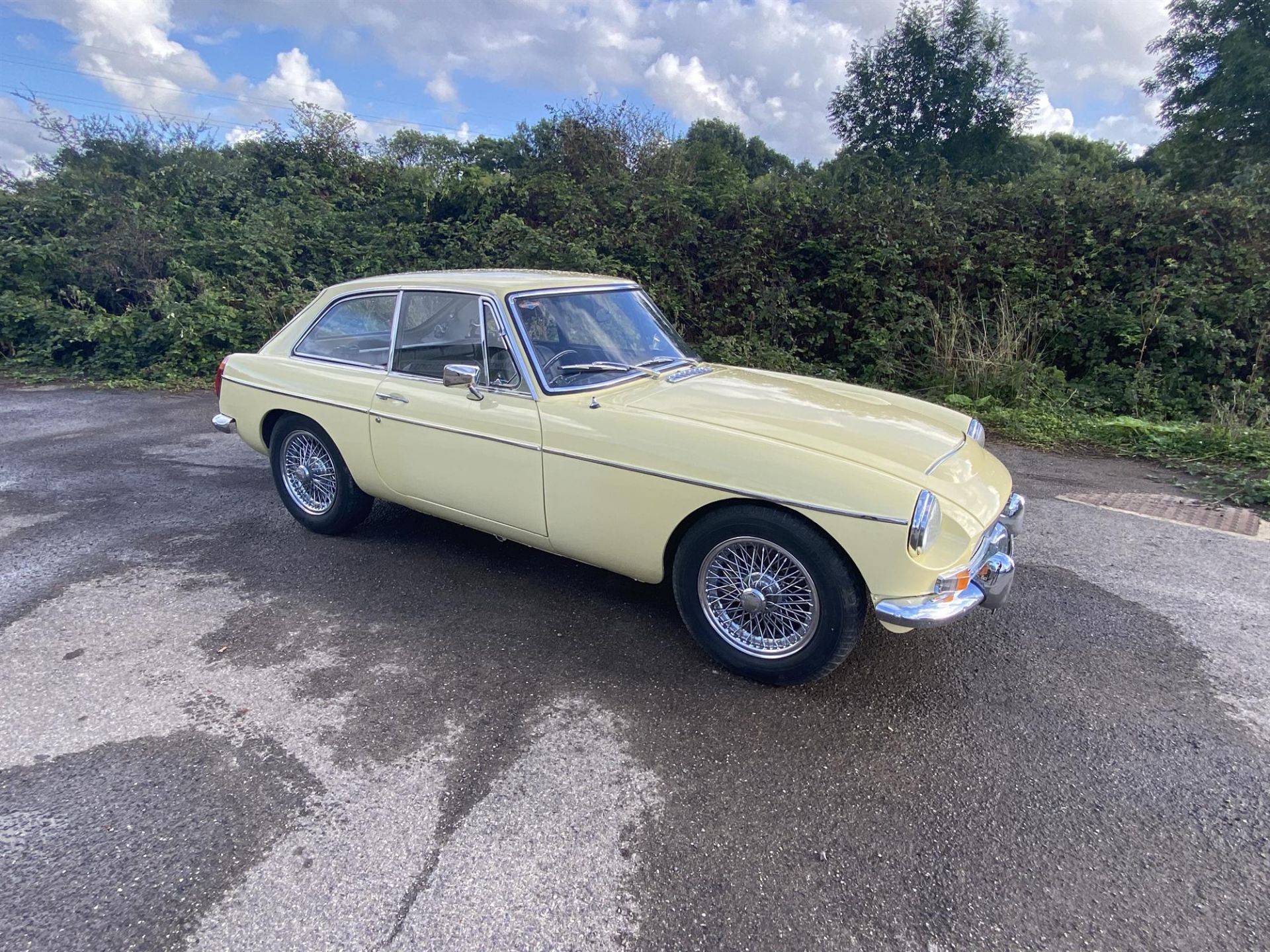 1969 MGC GT. Registration number: LTU 274G - Finished in Primrose yellow, with full black leather - Image 10 of 22