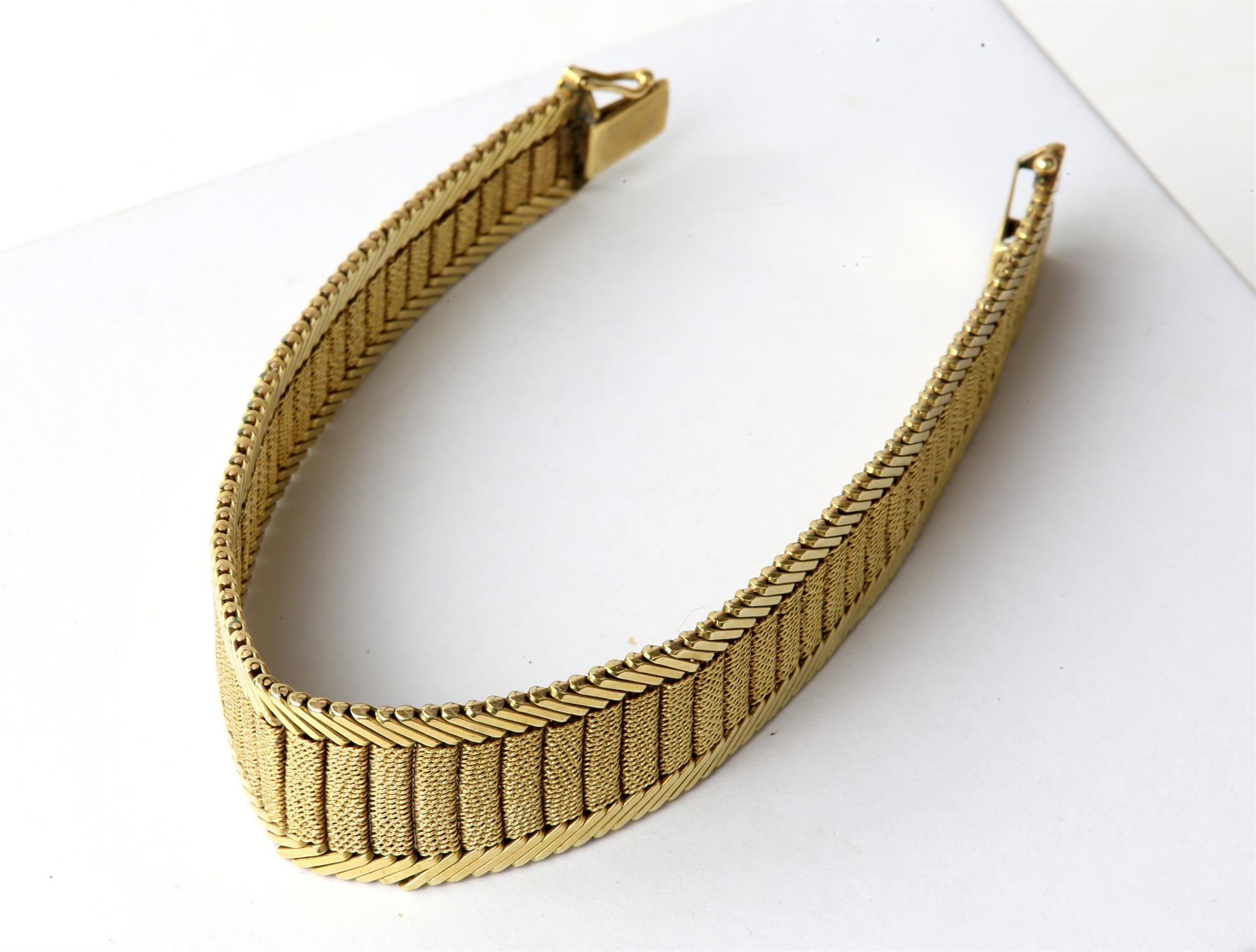 Fancy link gold bracelet, a tapered mesh panel design with diagonal bar design edging, - Image 2 of 4