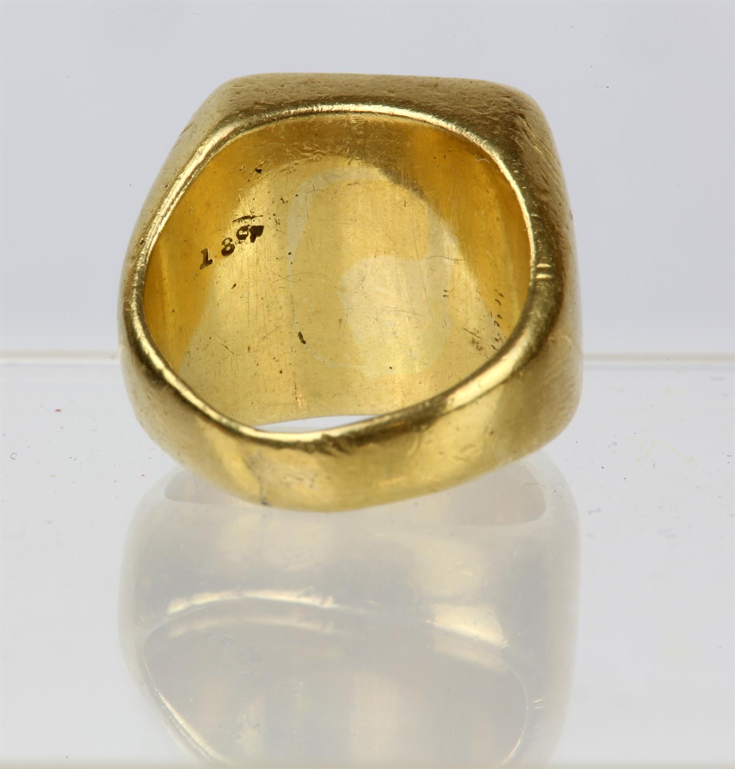 A heavy gold signet ring engraved with monogram HSR, mounted in stamped 18ct - Image 2 of 2