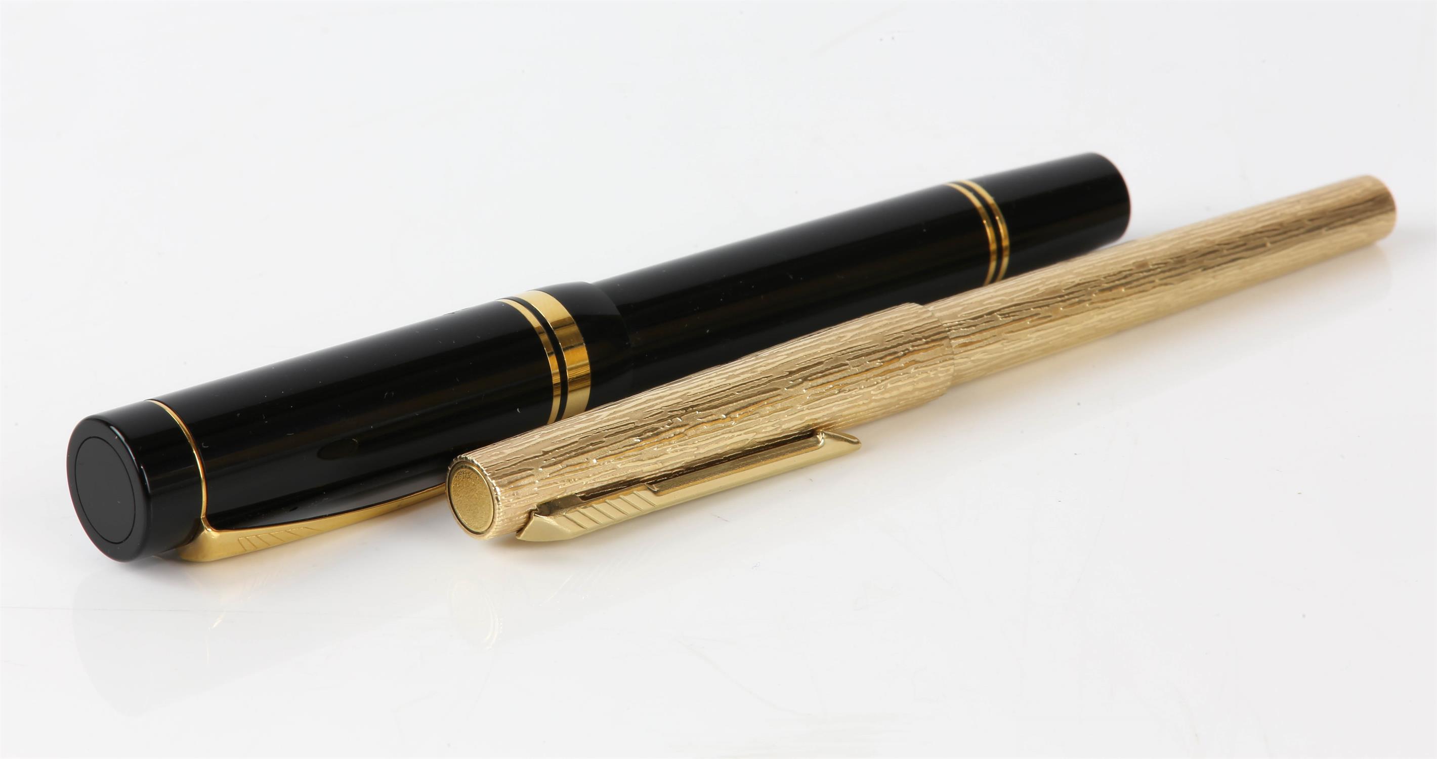 Parker Duofold pens, Fountain pen with 18ct nib, in black with black barrel and cap, - Image 2 of 3