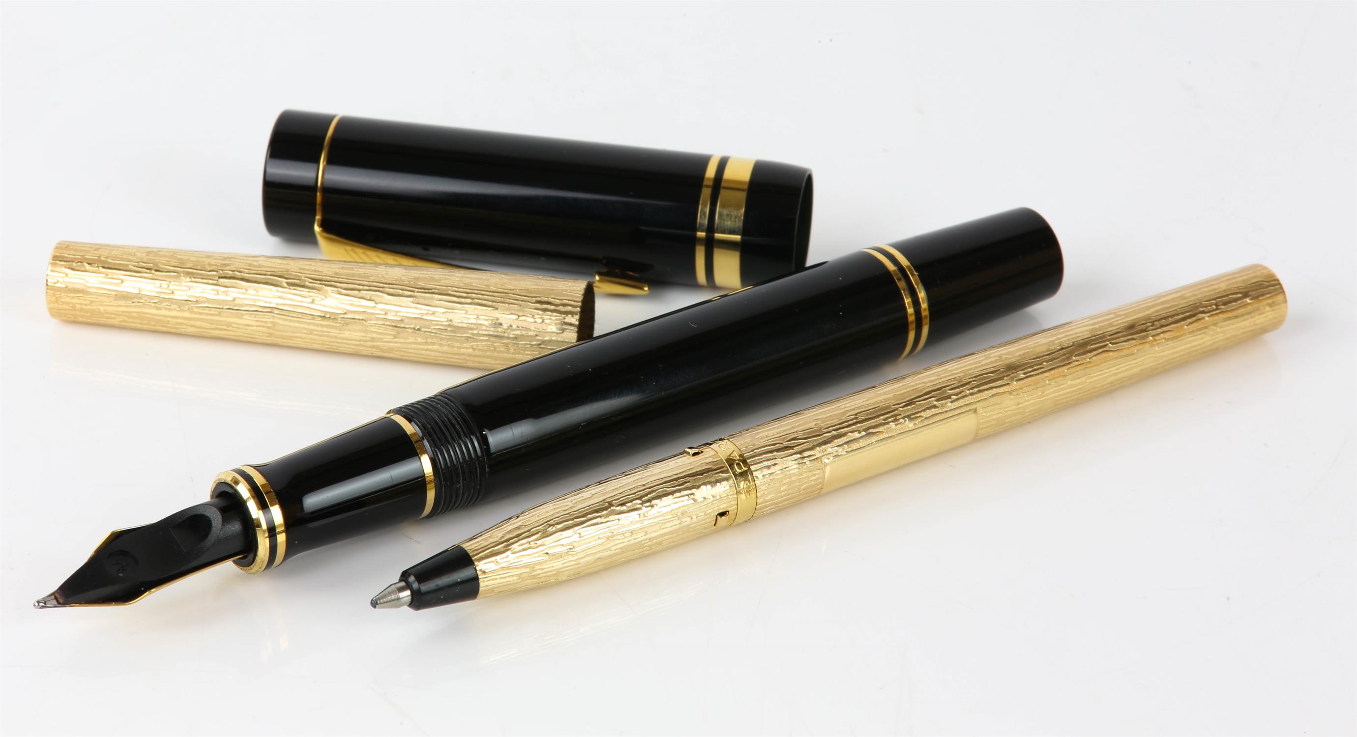 Parker Duofold pens, Fountain pen with 18ct nib, in black with black barrel and cap, - Image 3 of 3