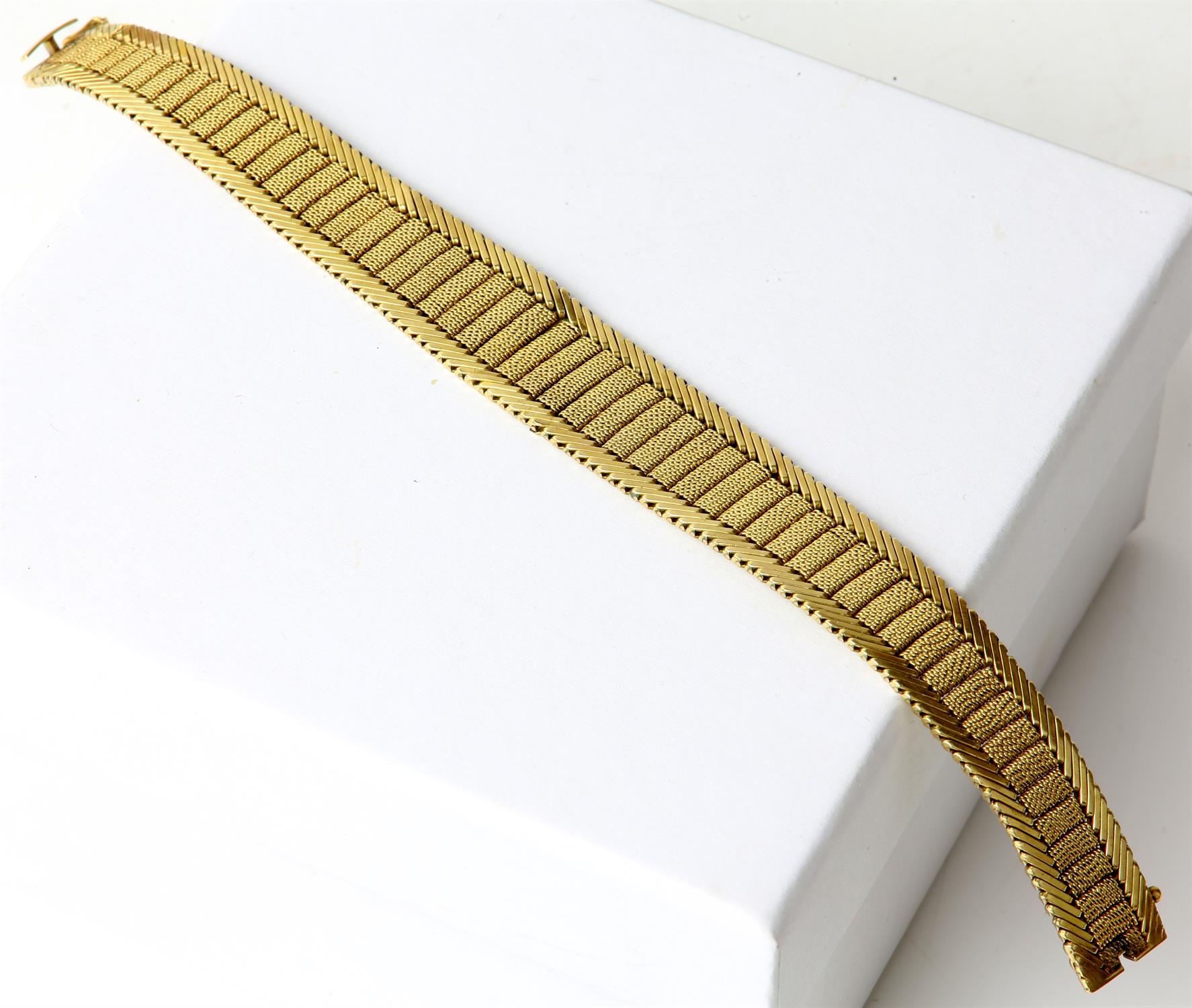Fancy link gold bracelet, a tapered mesh panel design with diagonal bar design edging, - Image 3 of 4