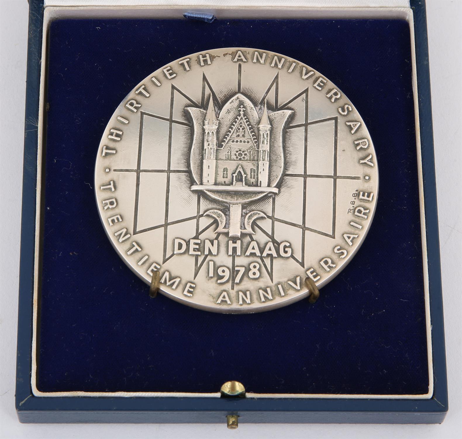 R Baron medallion Paris 1948, and Den Haag 30th anniversary 1978 in French case, 8 cms diam - Image 5 of 6