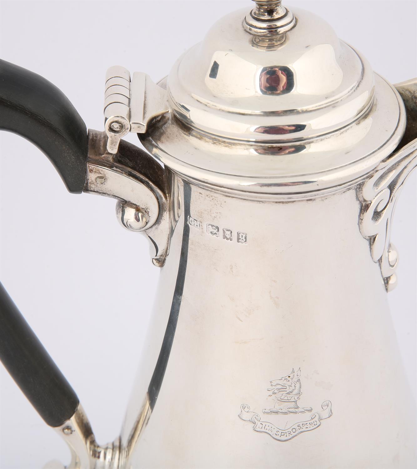 George V coffee pot of baluster form, engraved with an armorial and motto "Dum Spiro Spero", - Bild 2 aus 2