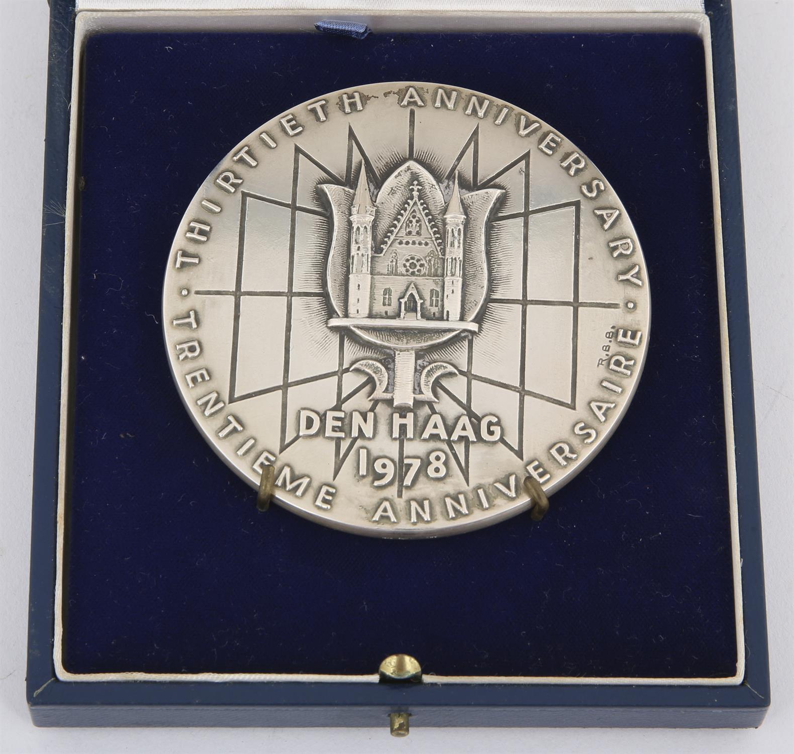 R Baron medallion Paris 1948, and Den Haag 30th anniversary 1978 in French case, 8 cms diam - Image 2 of 6