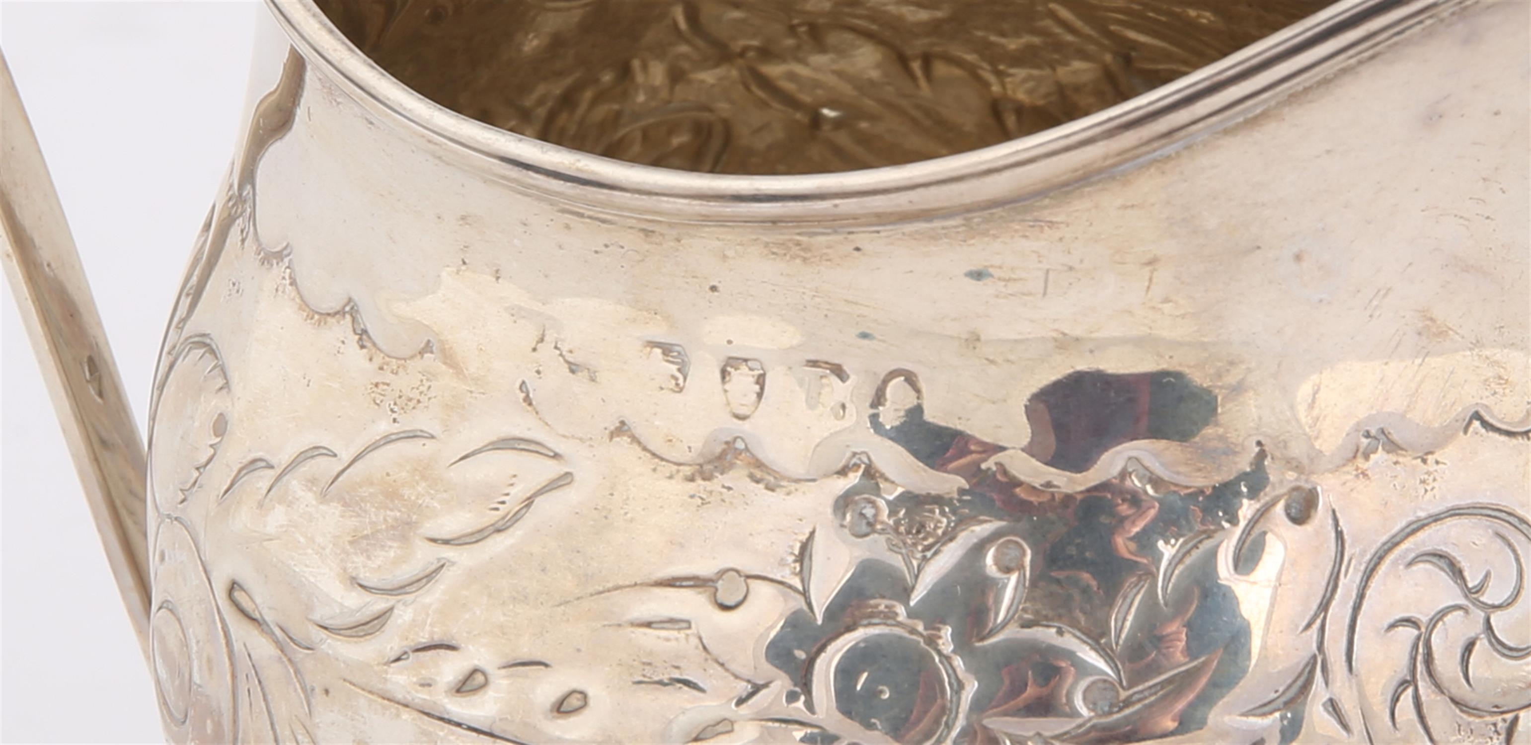 George III silver flat bottom silver cream jug decorated with flowers and foliage, London 1799, 3. - Image 2 of 2