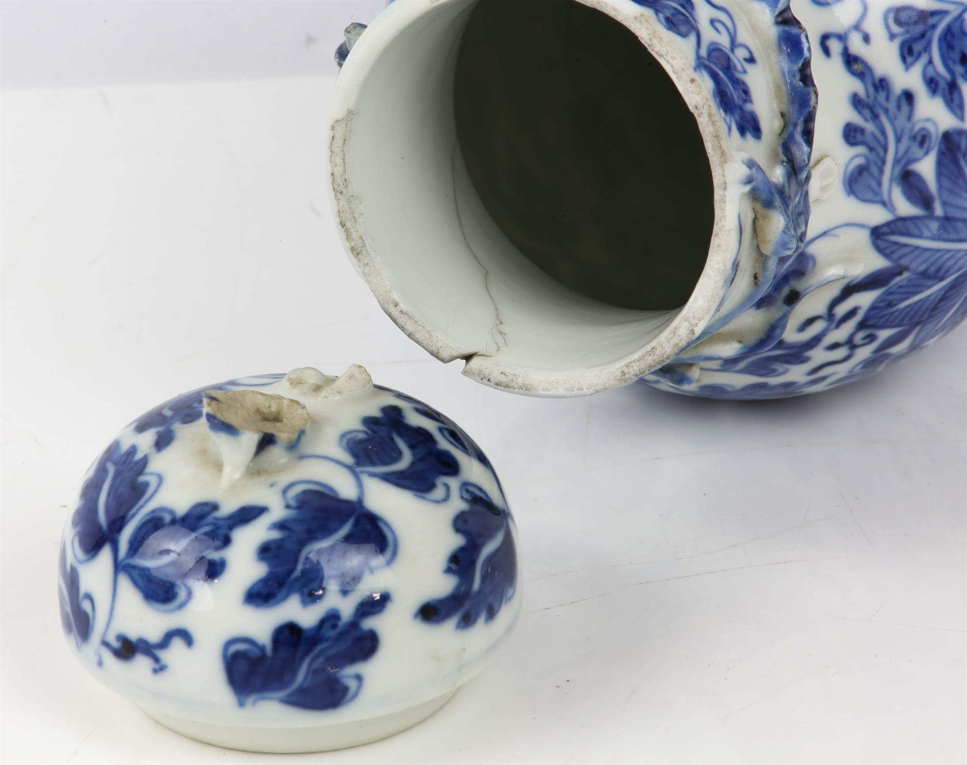 Chinese blue and white vase and cover of baluster form, with applied lizards and flowers and - Image 9 of 9