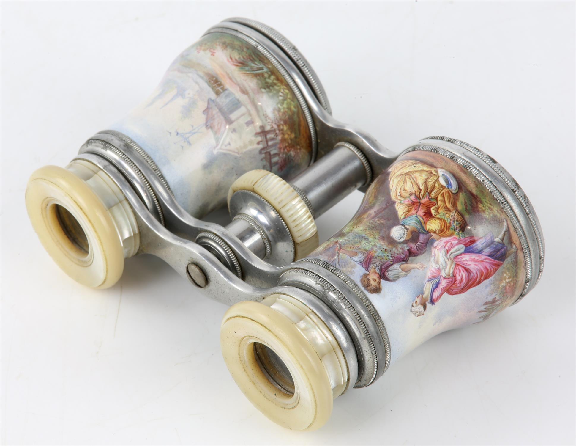 Pair of early 20th century mother of pearl and enamelled opera glasses, decorated with figures in a - Bild 5 aus 5