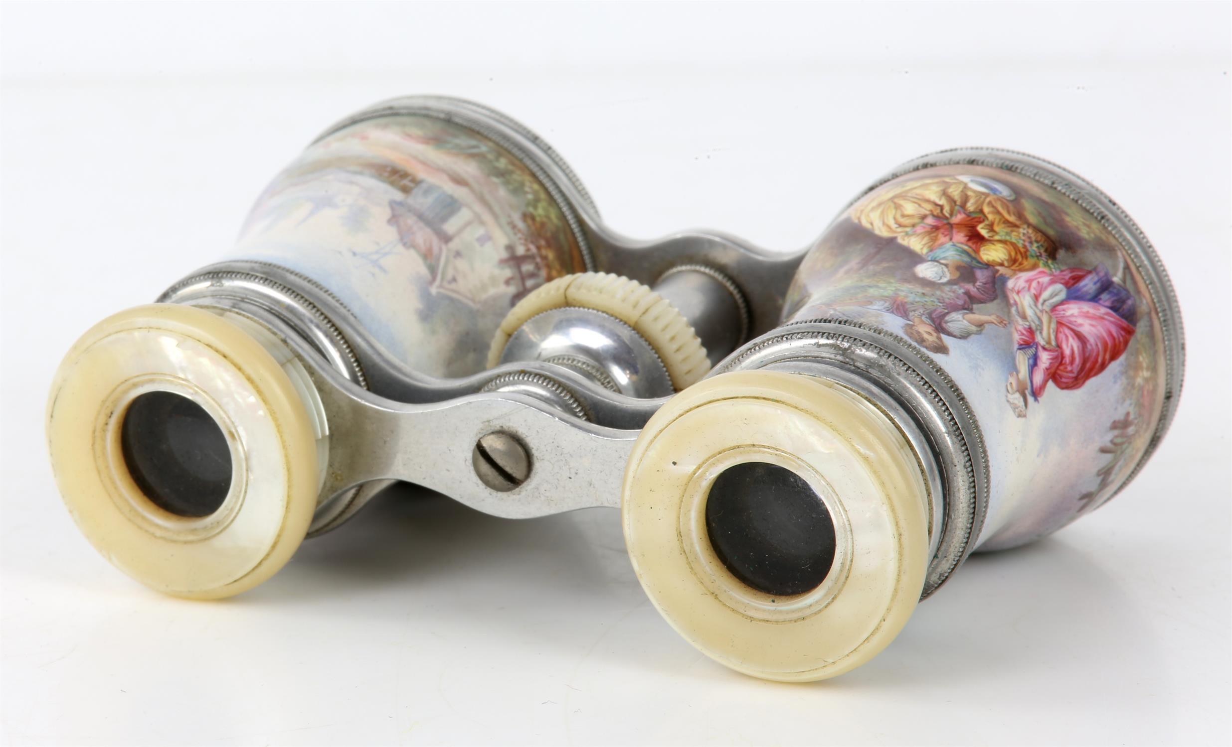 Pair of early 20th century mother of pearl and enamelled opera glasses, decorated with figures in a - Bild 3 aus 5