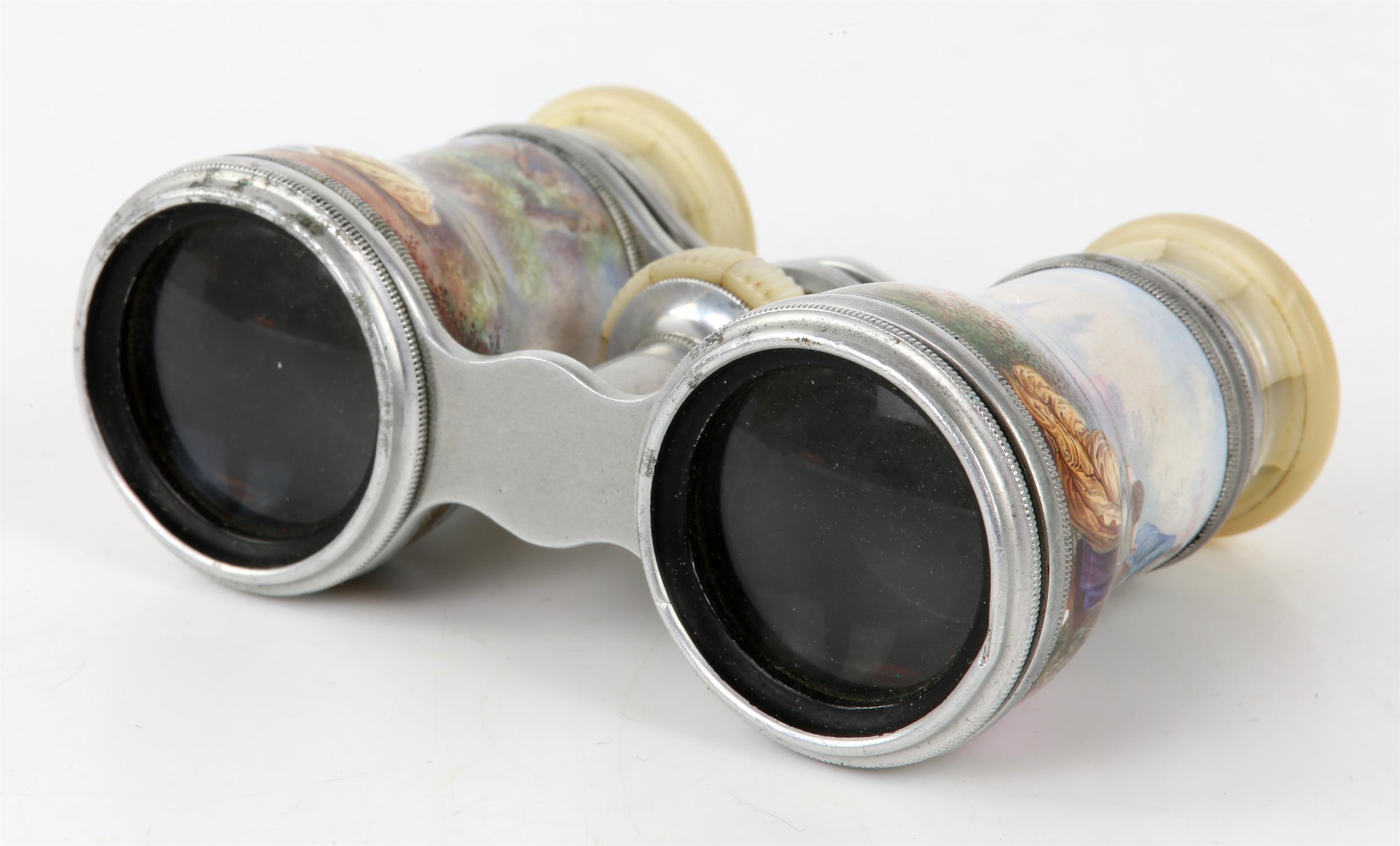 Pair of early 20th century mother of pearl and enamelled opera glasses, decorated with figures in a - Bild 4 aus 5