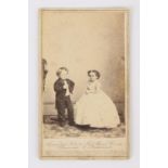 Carte de visite of Commodore Nutt and Minnie Warren at the 1863 'Fairy Wedding' of Charles Stratton,