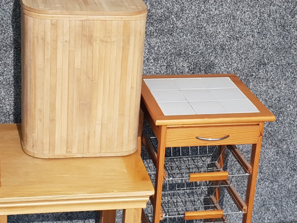 Tile topped kitchen storage unit together with light oak side tabel and wooden laundry bin - Bild 2 aus 2