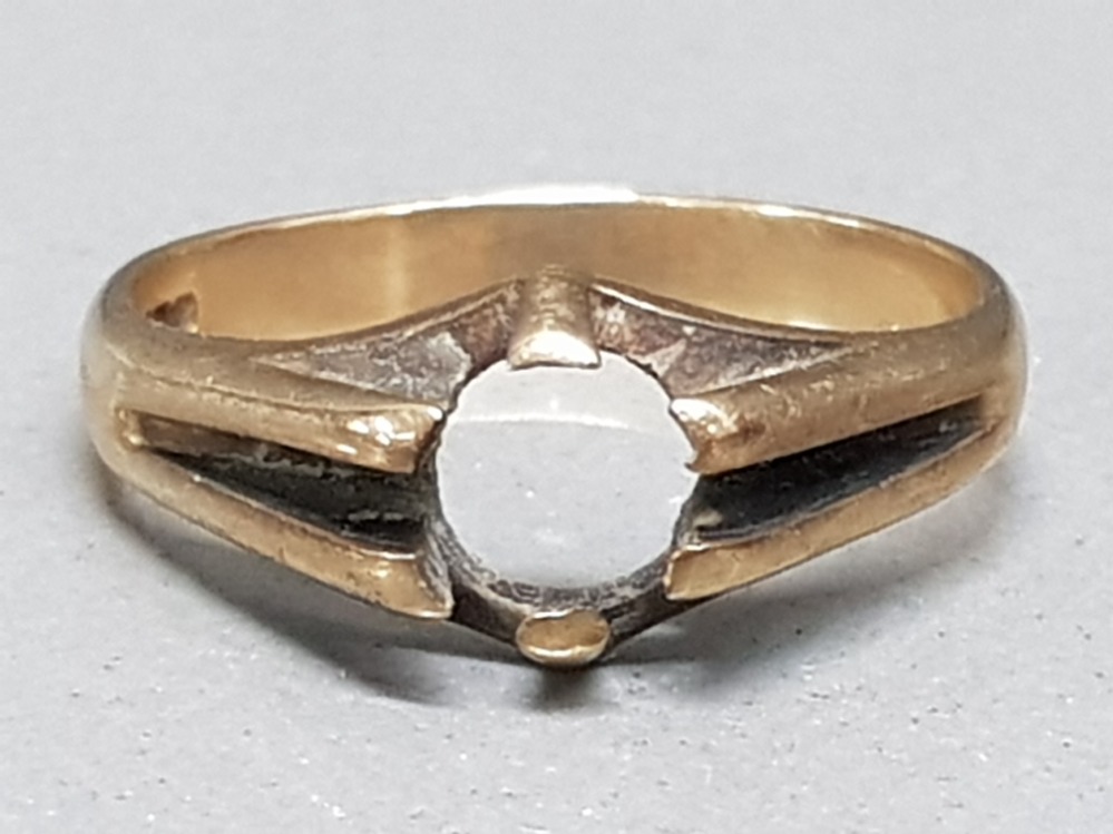 9ct yellow gold ladies ring (missing centre stone), size O, 2.9g