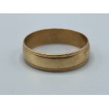 Gents 9ct gold band ring. 4.1g Size 1