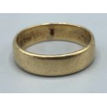 9ct gold wedding band ring. Size R 4.3g
