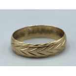 9ct gold patterned band ring. Size N 2.9g