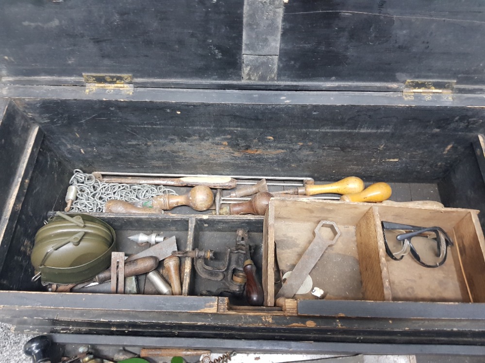 Vintage painted pine tool box with various gun smiths/bullet making tools and equipment - Image 3 of 3